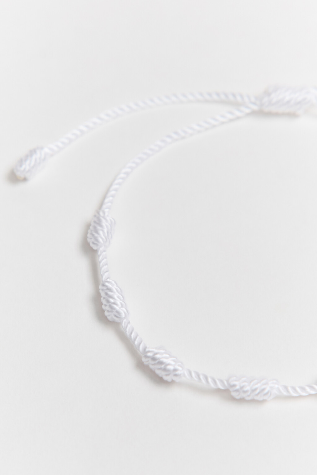 Браслет-шнурок на завязках с узелками - цвет белый - 2