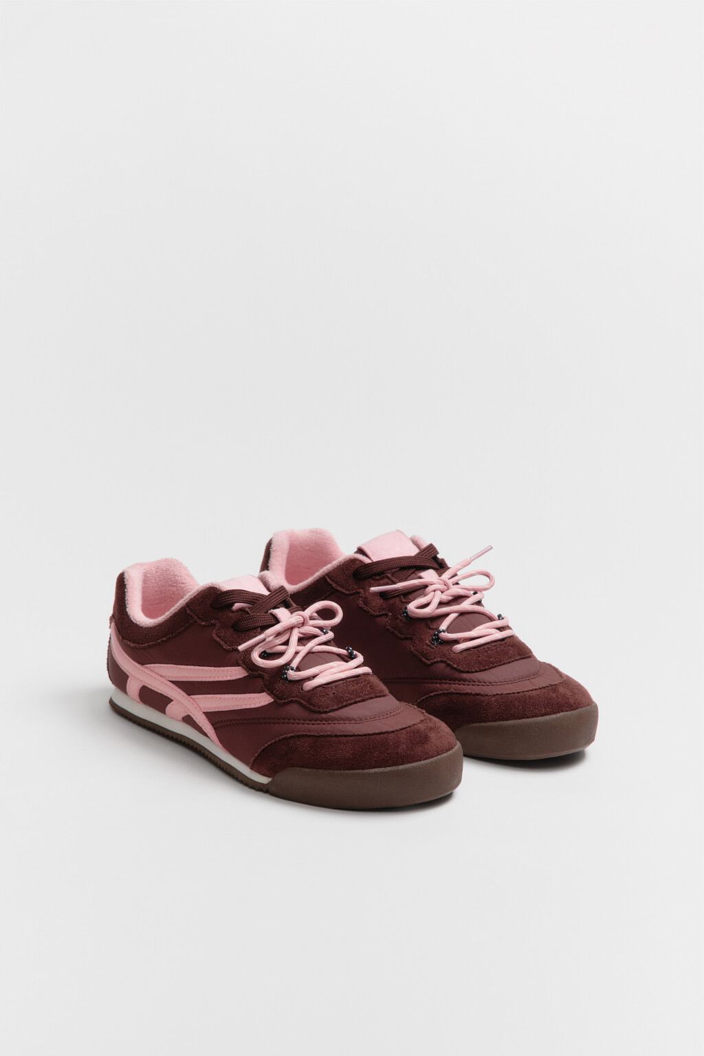 Кеды низкие с контрастной отделкой и замшевыми вставками - цвет коричневый - 6