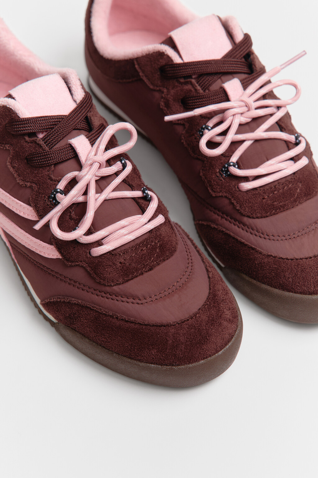 Кеды низкие с контрастной отделкой и замшевыми вставками - цвет коричневый - 7