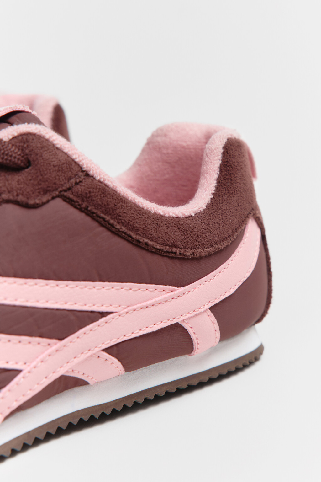 Кеды низкие с контрастной отделкой и замшевыми вставками - цвет коричневый - 8