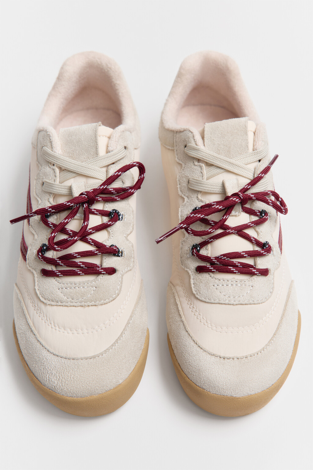 Кеды низкие с контрастной отделкой и замшевыми вставками - цвет молочный - 4