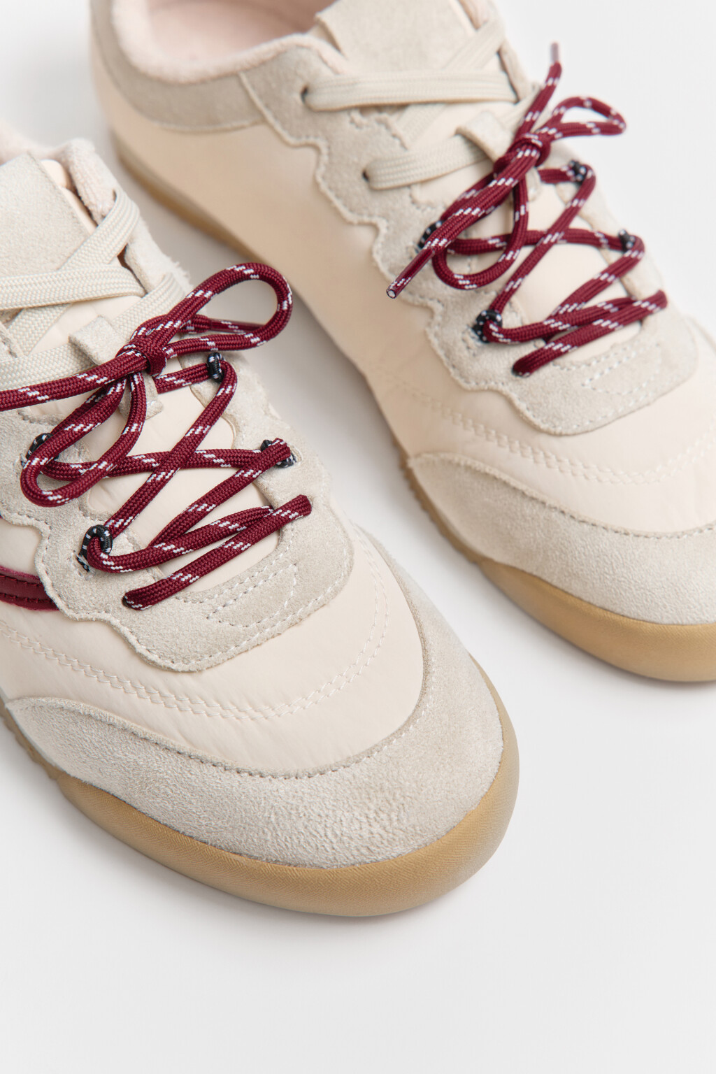 Кеды низкие с контрастной отделкой и замшевыми вставками - цвет молочный - 8