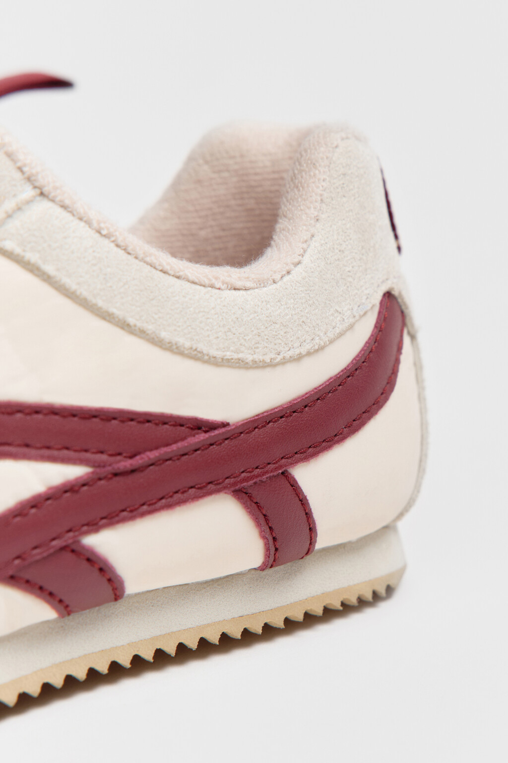 Кеды низкие с контрастной отделкой и замшевыми вставками - цвет молочный - 9