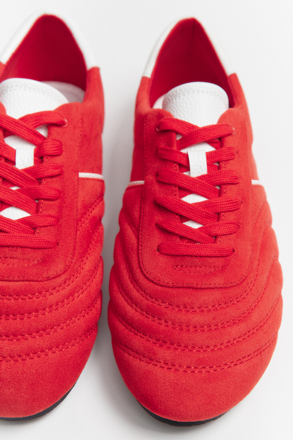 Кроссовки низкие с контрастными вставками - цвет красный - 2