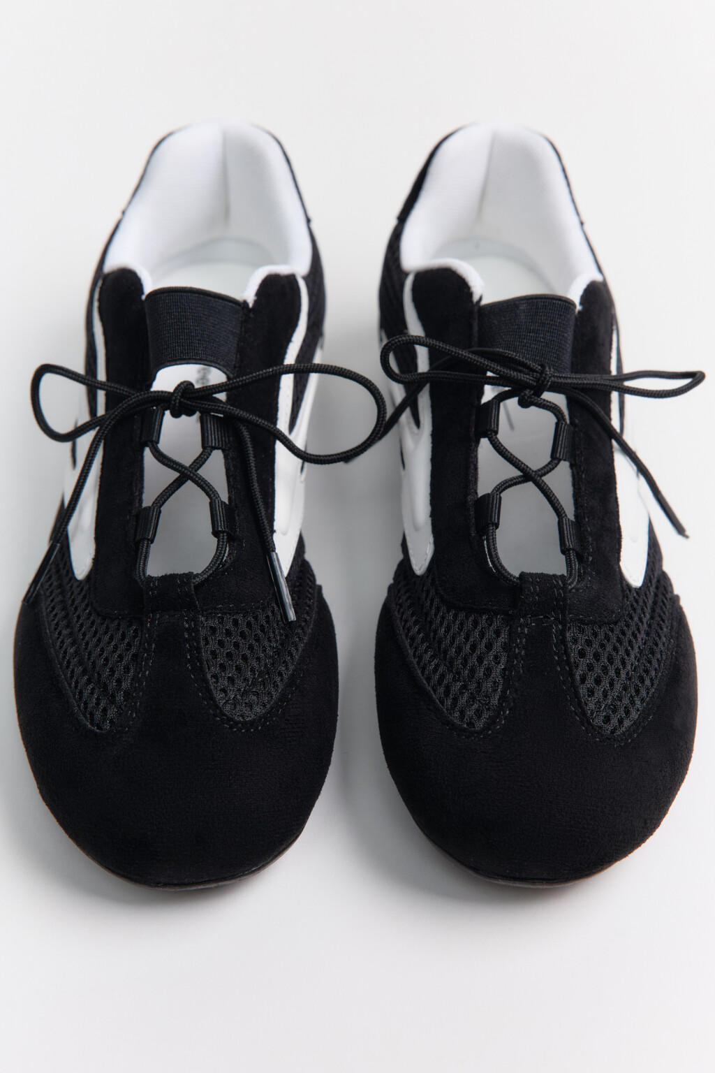 Кроссовки низкие с контрастными вставками - цвет черный - 2