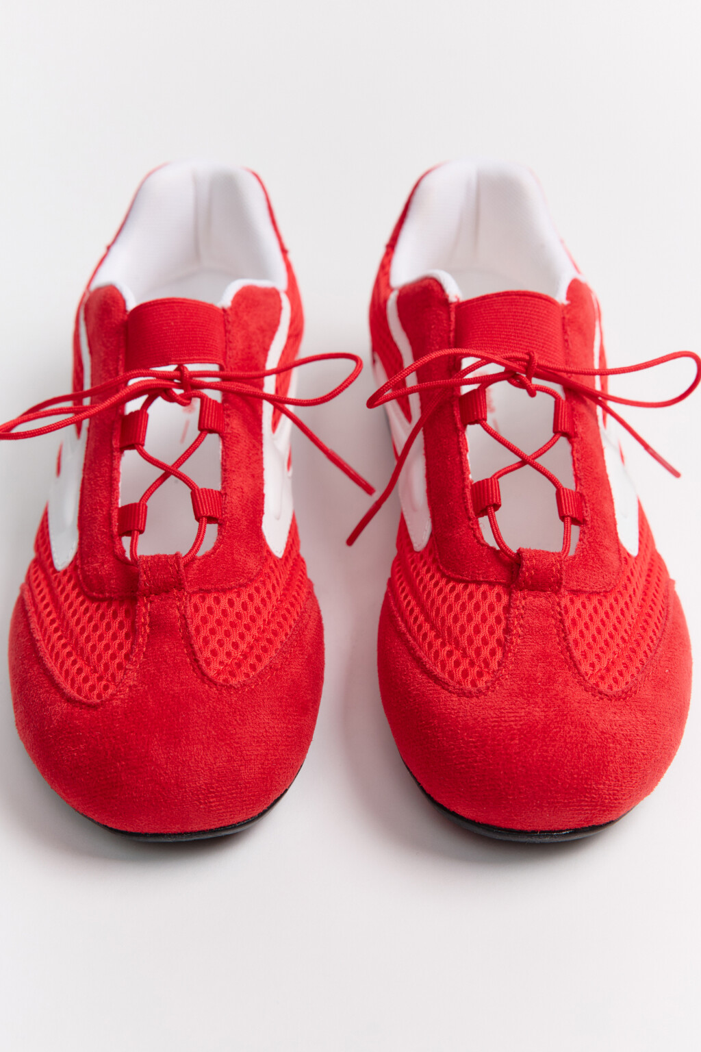 Кроссовки низкие с контрастными вставками - цвет красный - 2