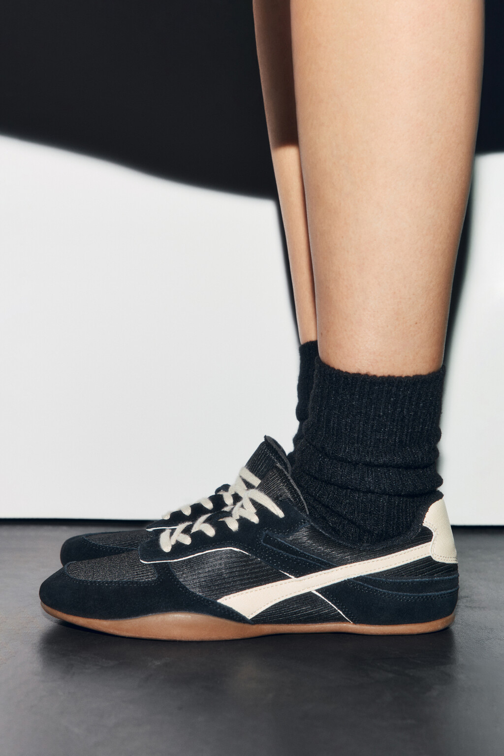 Кроссовки низкие с замшей и контрастными вставками - цвет черный - 2