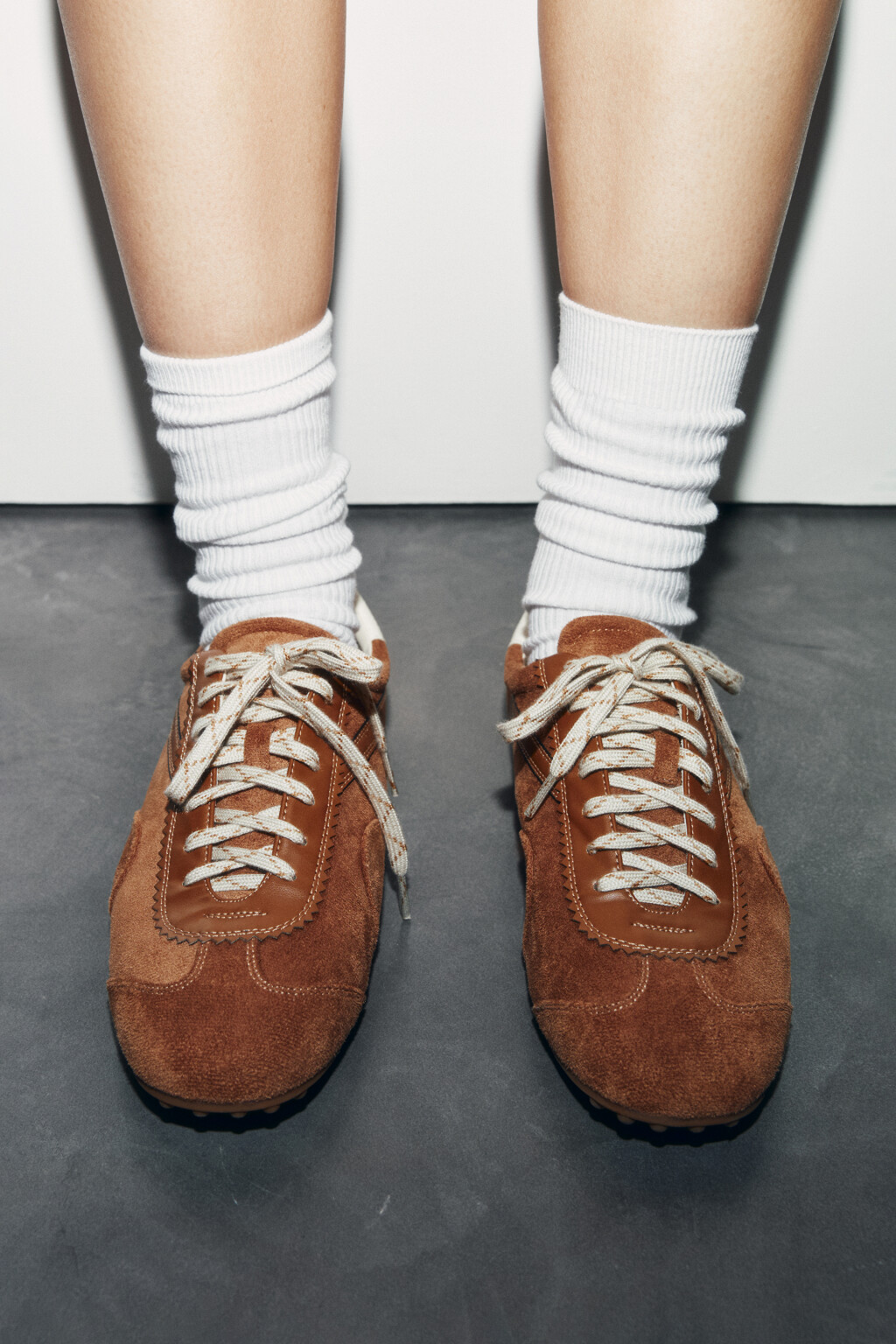 Кроссовки низкие с замшевой фактурой - цвет коричневый - 2