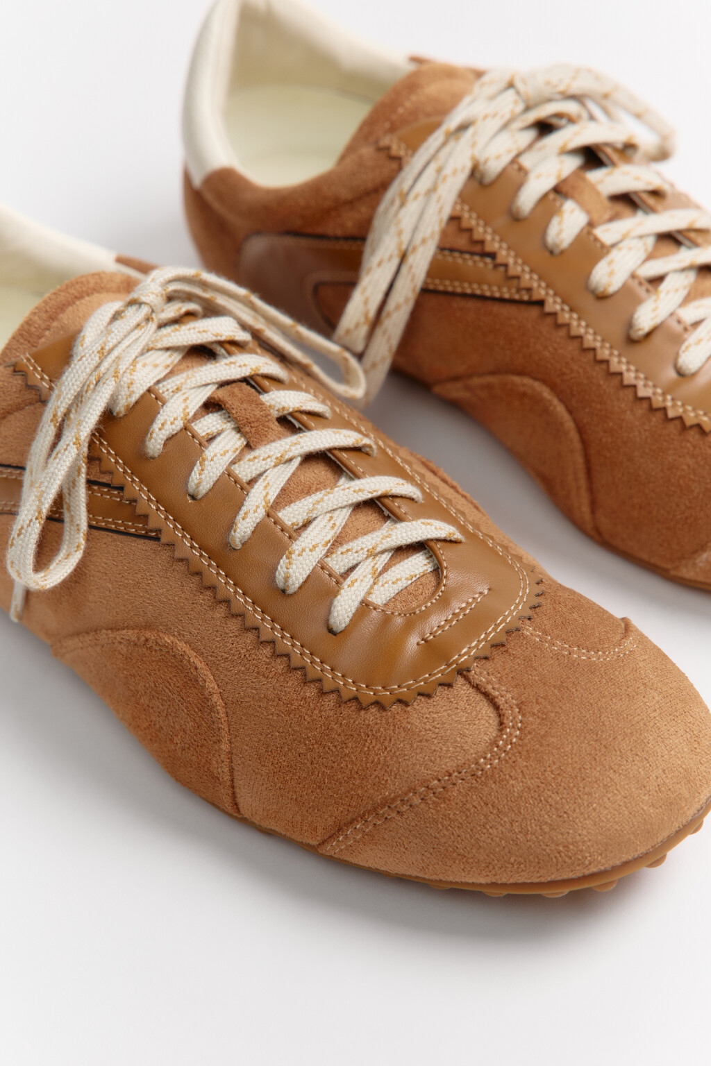 Кроссовки низкие с замшевой фактурой - цвет коричневый - 5