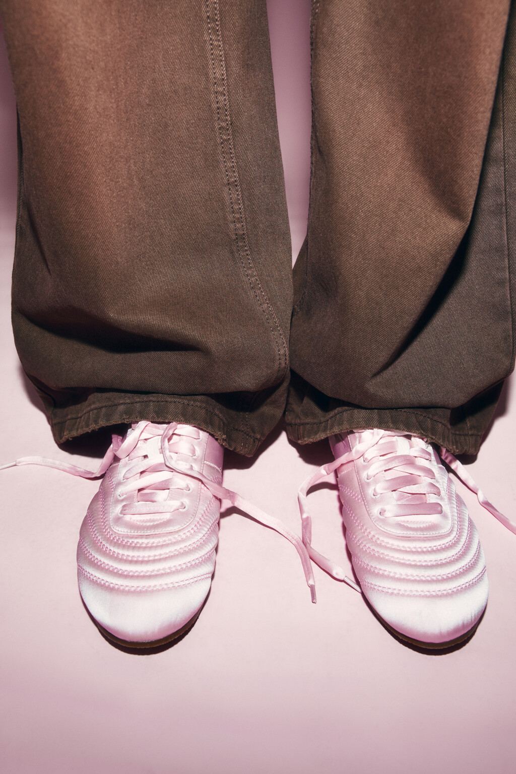 Кроссовки атласные с декоративной строчкой - цвет розовый - 2