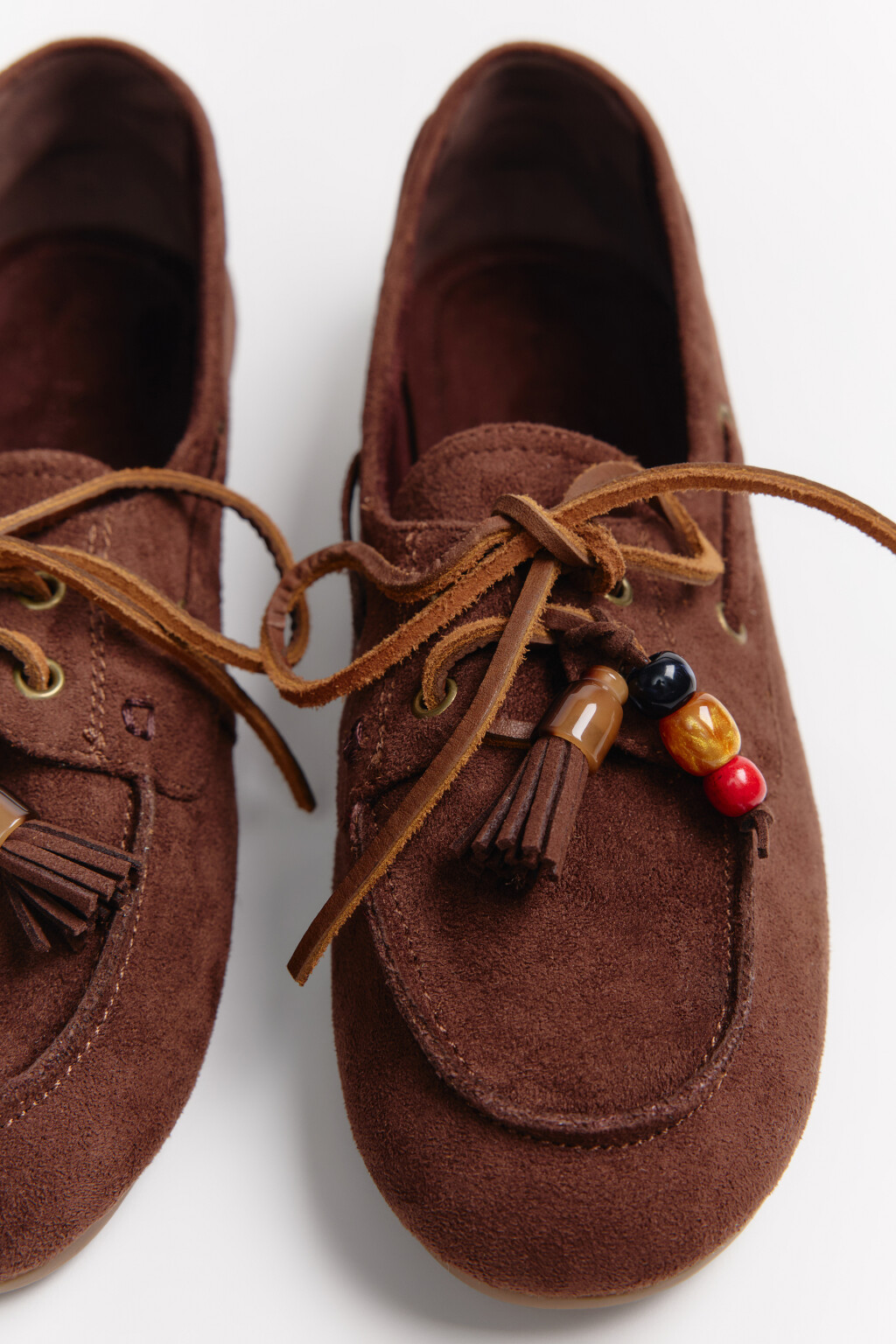 Мокасины со шнурками и подвесками - цвет коричневый - 4