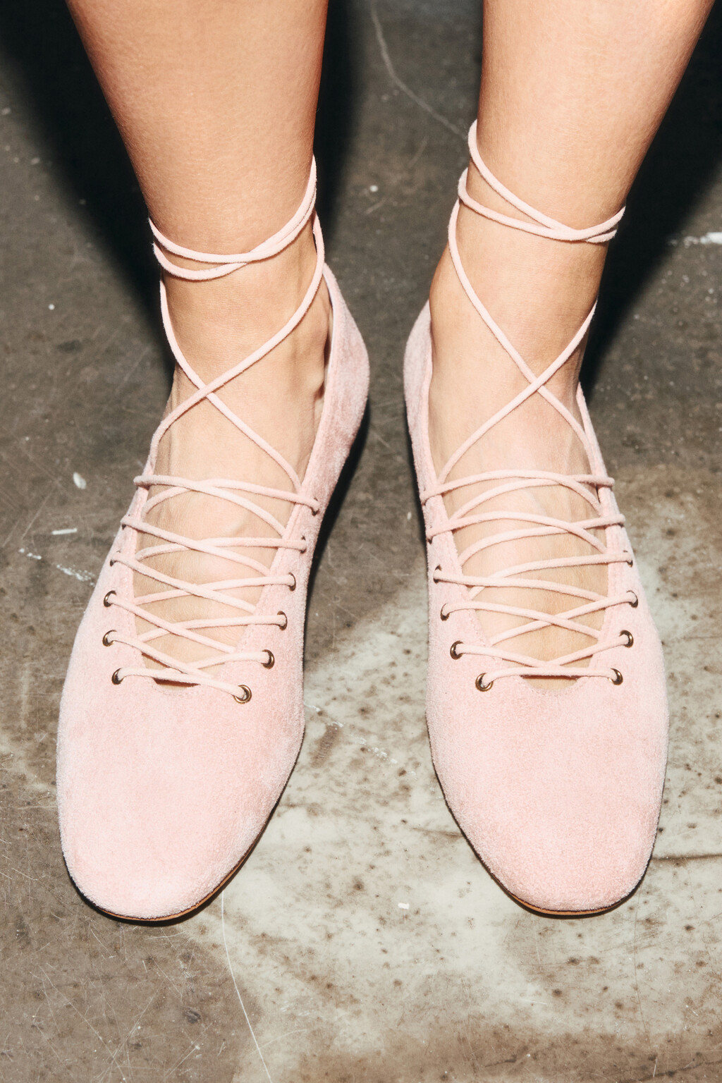 Туфли-лодочки с замшевой фактурой и шнуровкой - цвет розовый - 2