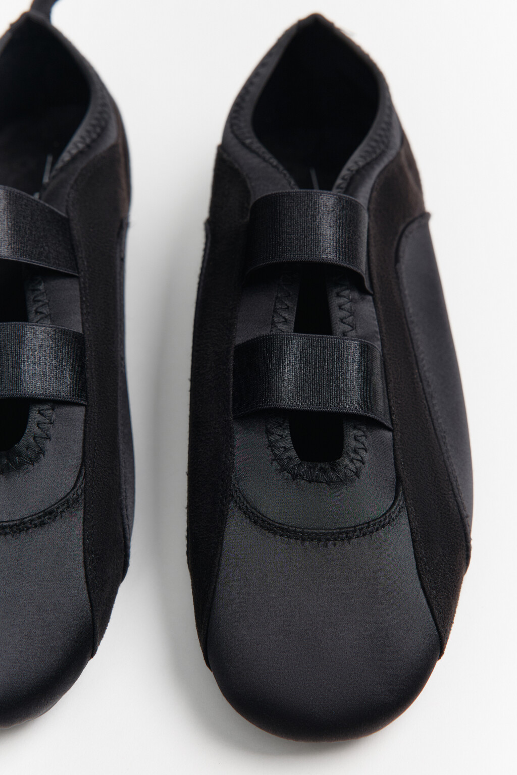 Туфли-балетки в спортивном стиле на резинках - цвет черный - 2