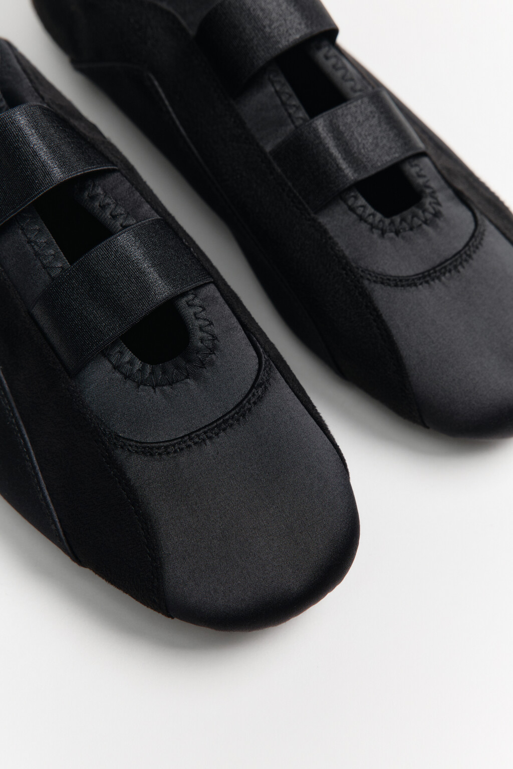 Туфли-балетки в спортивном стиле на резинках - цвет черный - 6
