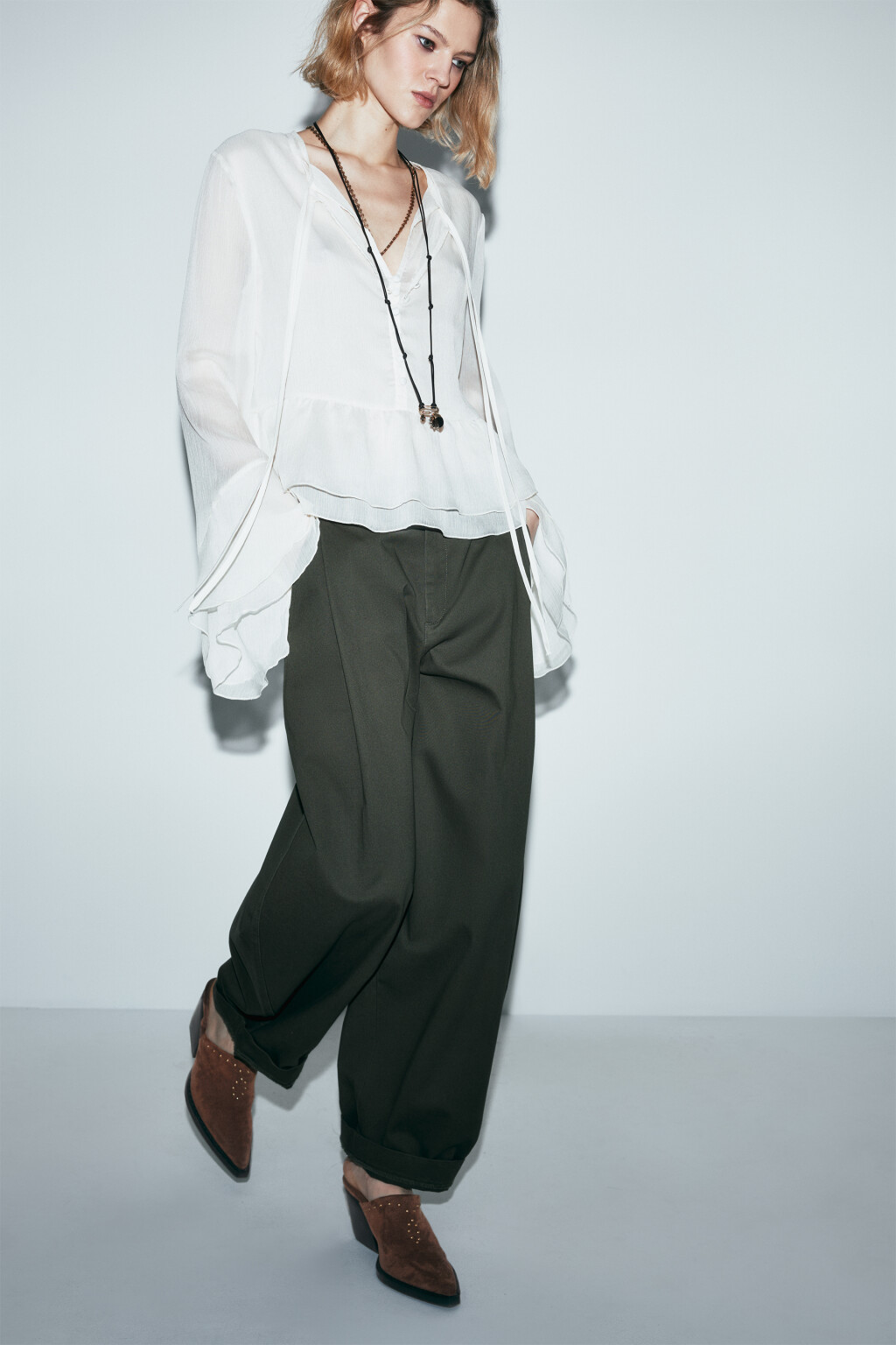 Сабо закрытые на каблуке с замшевой фактурой - цвет коричневый - 2