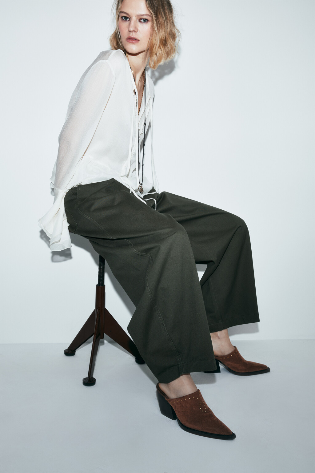 Сабо закрытые на каблуке с замшевой фактурой - цвет коричневый - 3