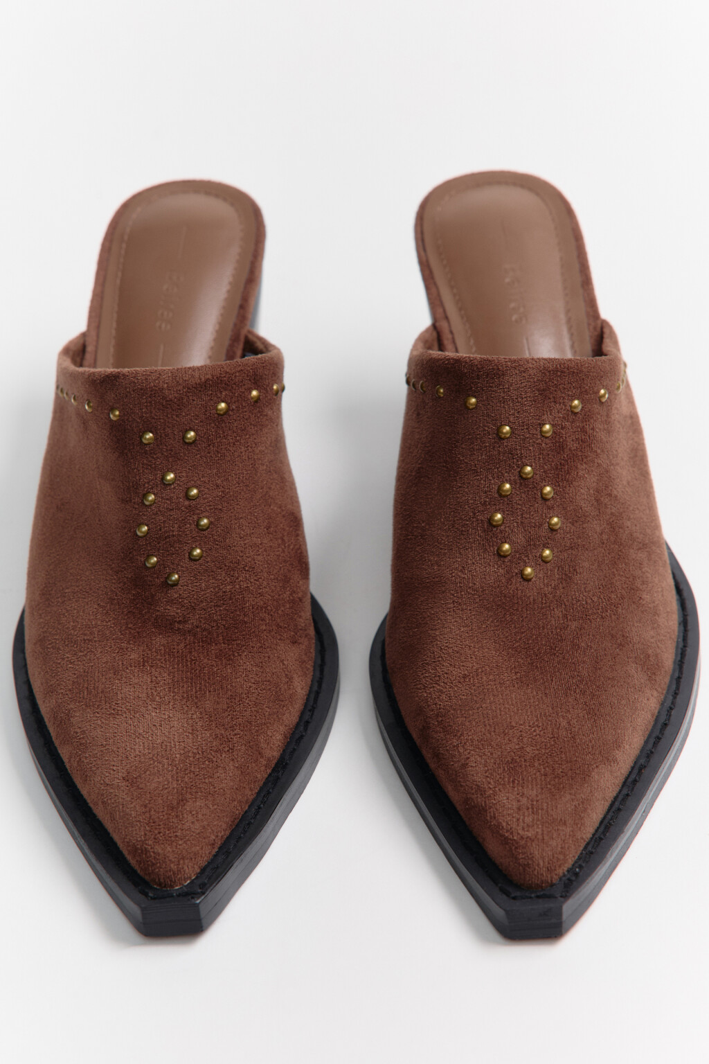 Сабо закрытые на каблуке с замшевой фактурой - цвет коричневый - 2