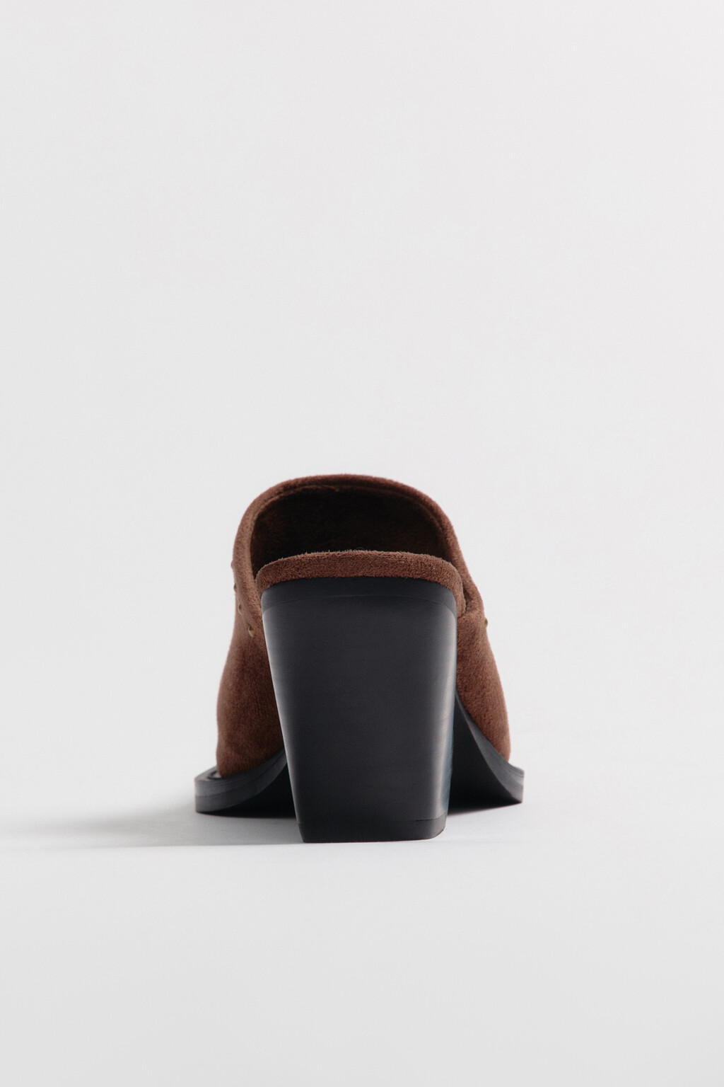 Сабо закрытые на каблуке с замшевой фактурой - цвет коричневый - 6
