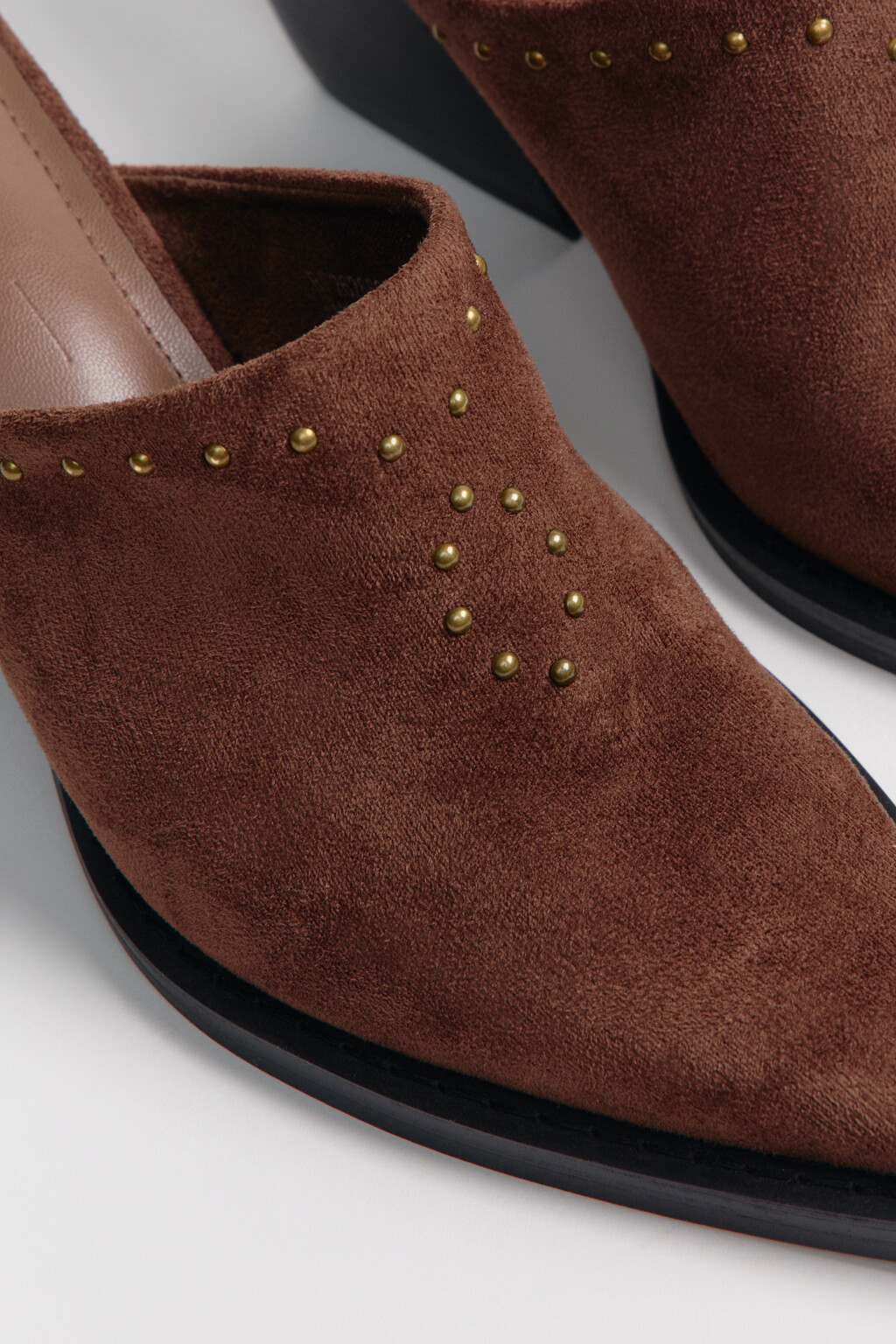 Сабо закрытые на каблуке с замшевой фактурой - цвет коричневый - 7