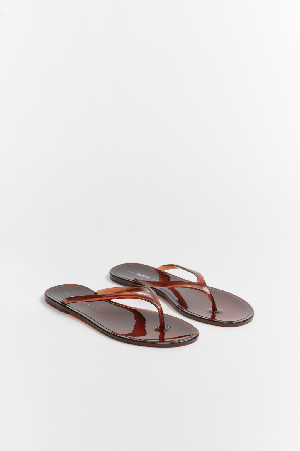 Сабо-вьетнамки глянцевые на плоской подошве - цвет коричневый - 4