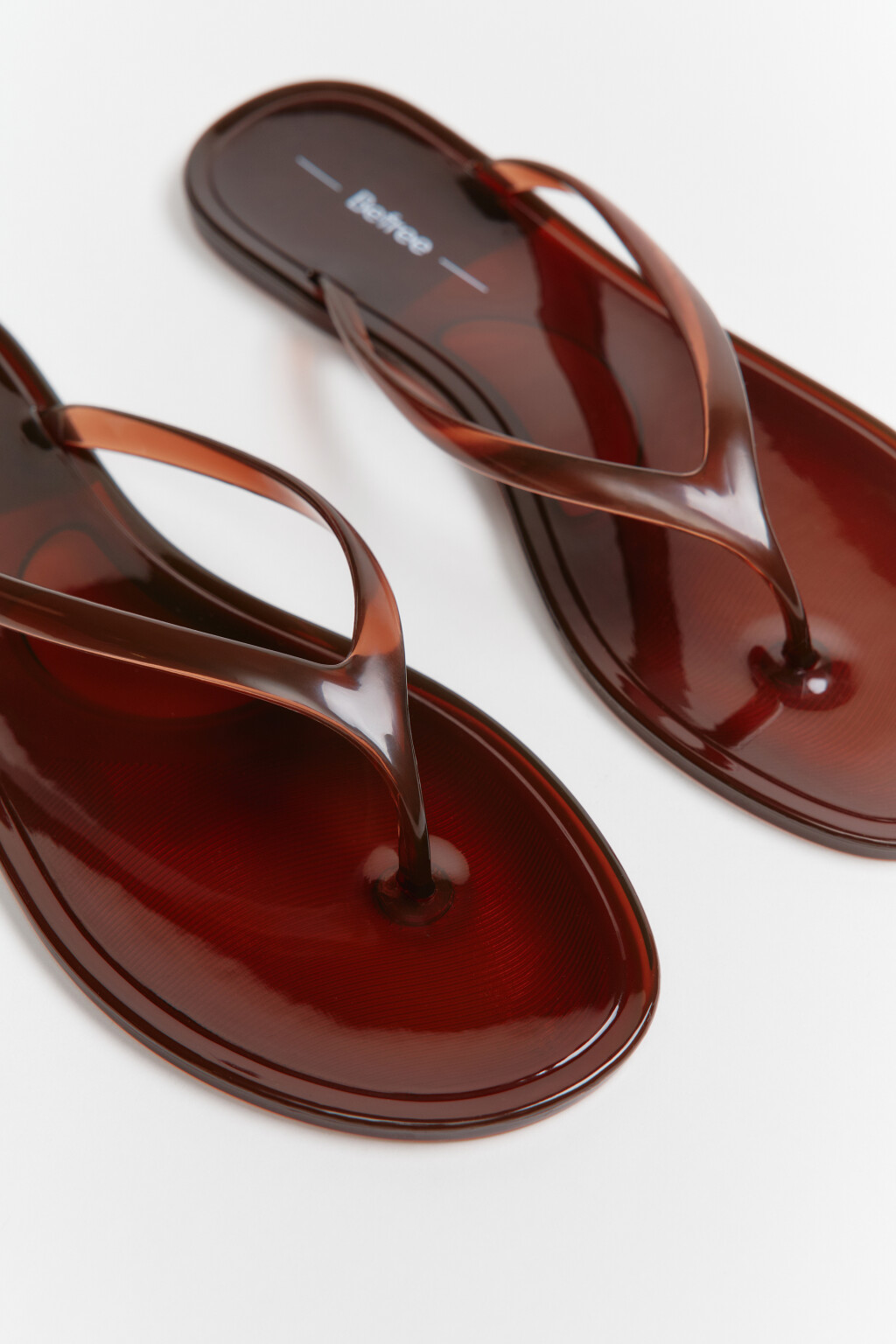 Сабо-вьетнамки глянцевые на плоской подошве - цвет коричневый - 5