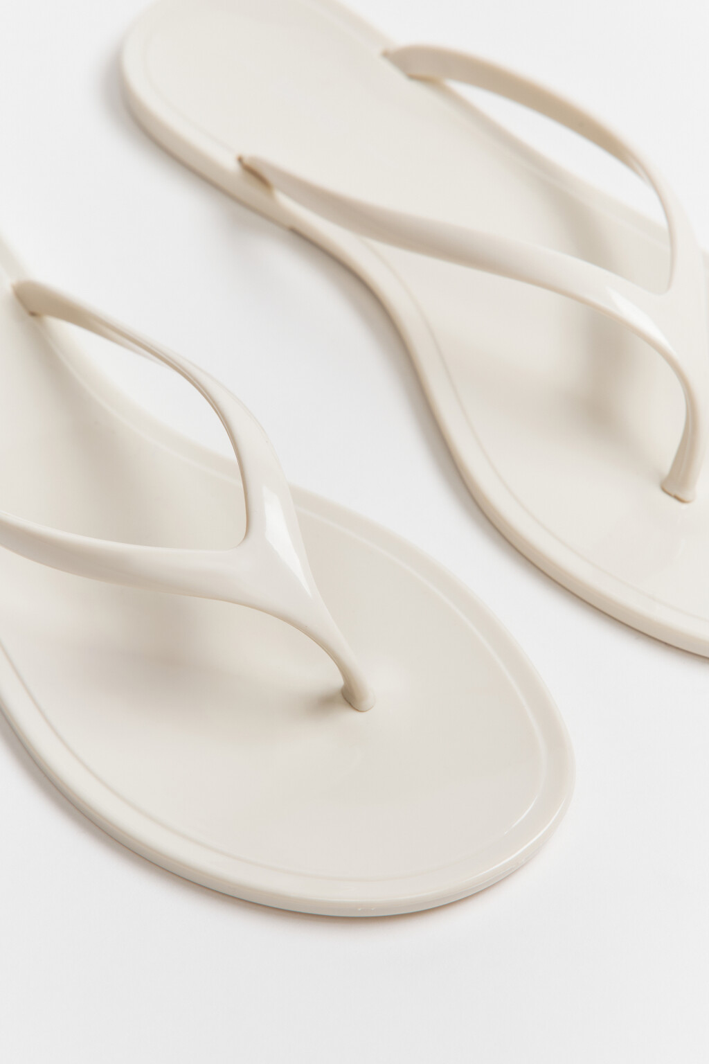 Сабо-вьетнамки глянцевые на плоской подошве - цвет молочный - 5