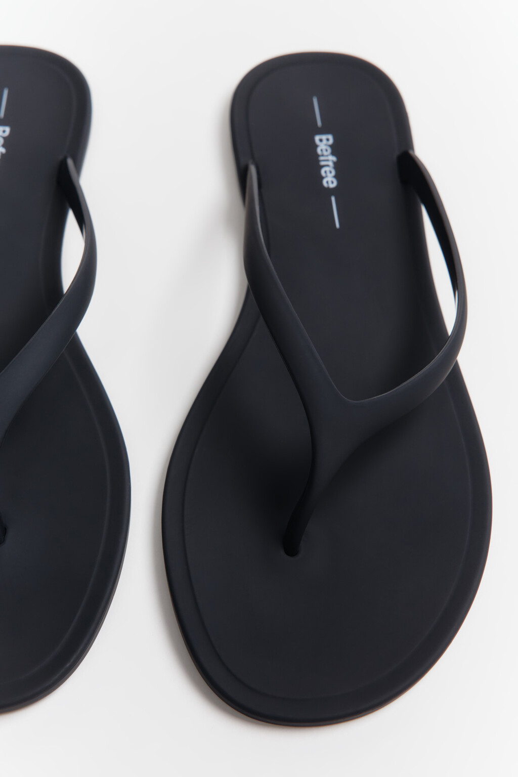 Сабо-вьетнамки матовые на плоской подошве - цвет черный - 2