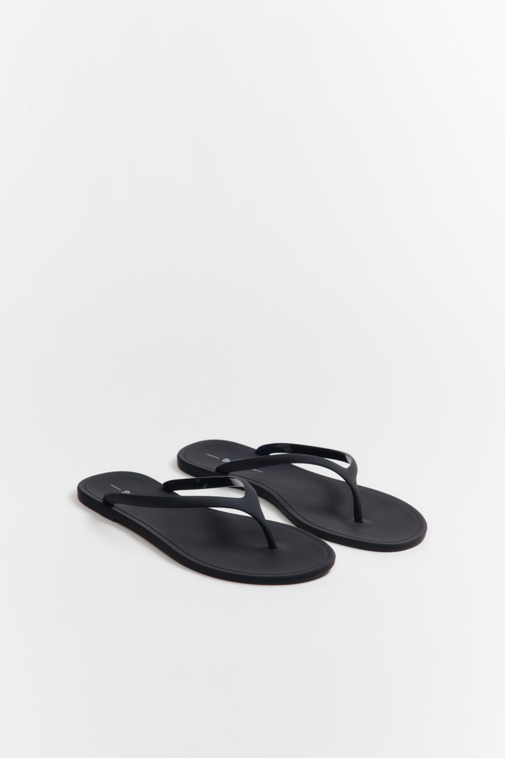 Сабо-вьетнамки матовые на плоской подошве - цвет черный - 4