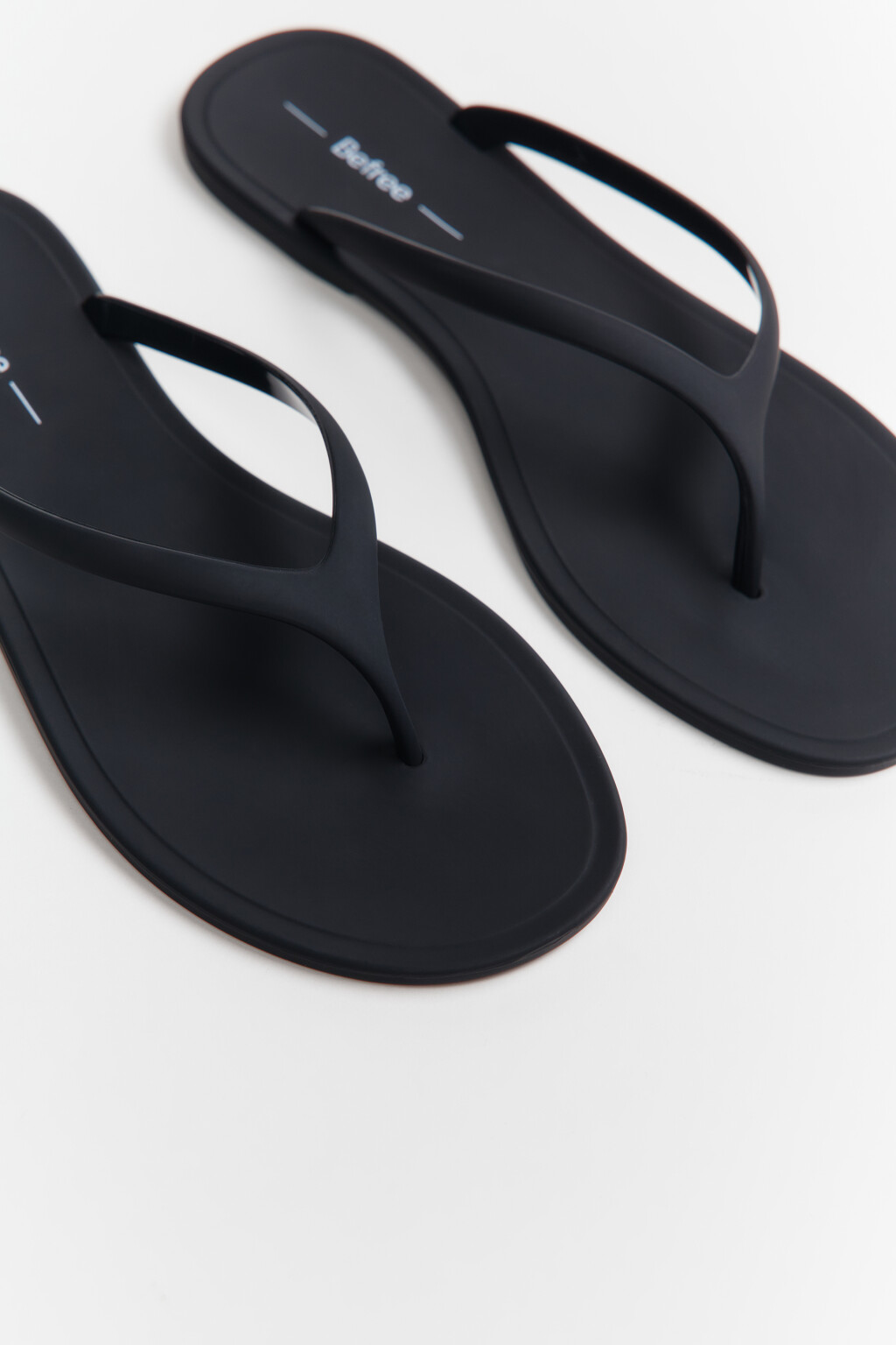 Сабо-вьетнамки матовые на плоской подошве - цвет черный - 5