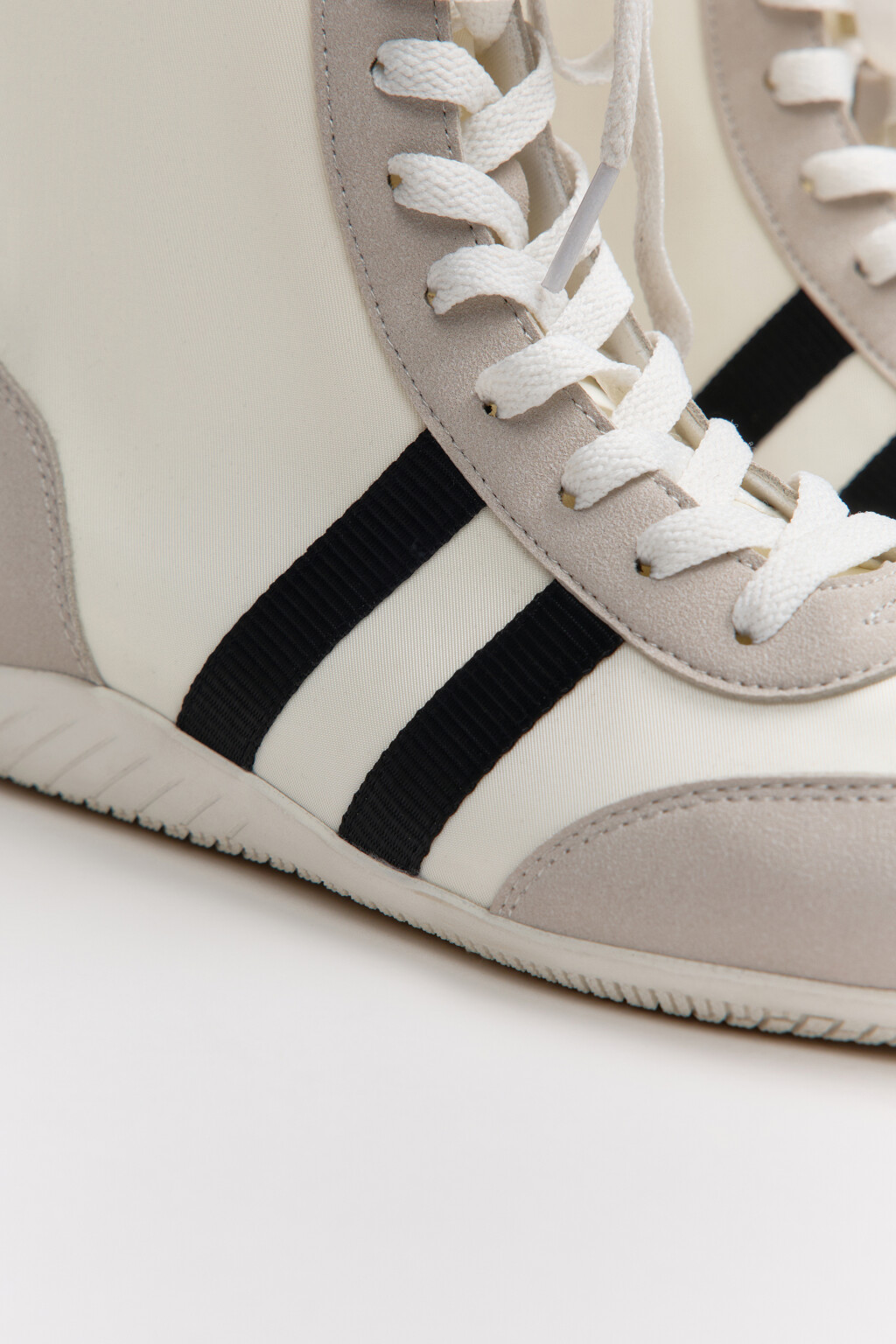 Кеды высокие с лампасами и вставками под замшу - цвет белый - 5