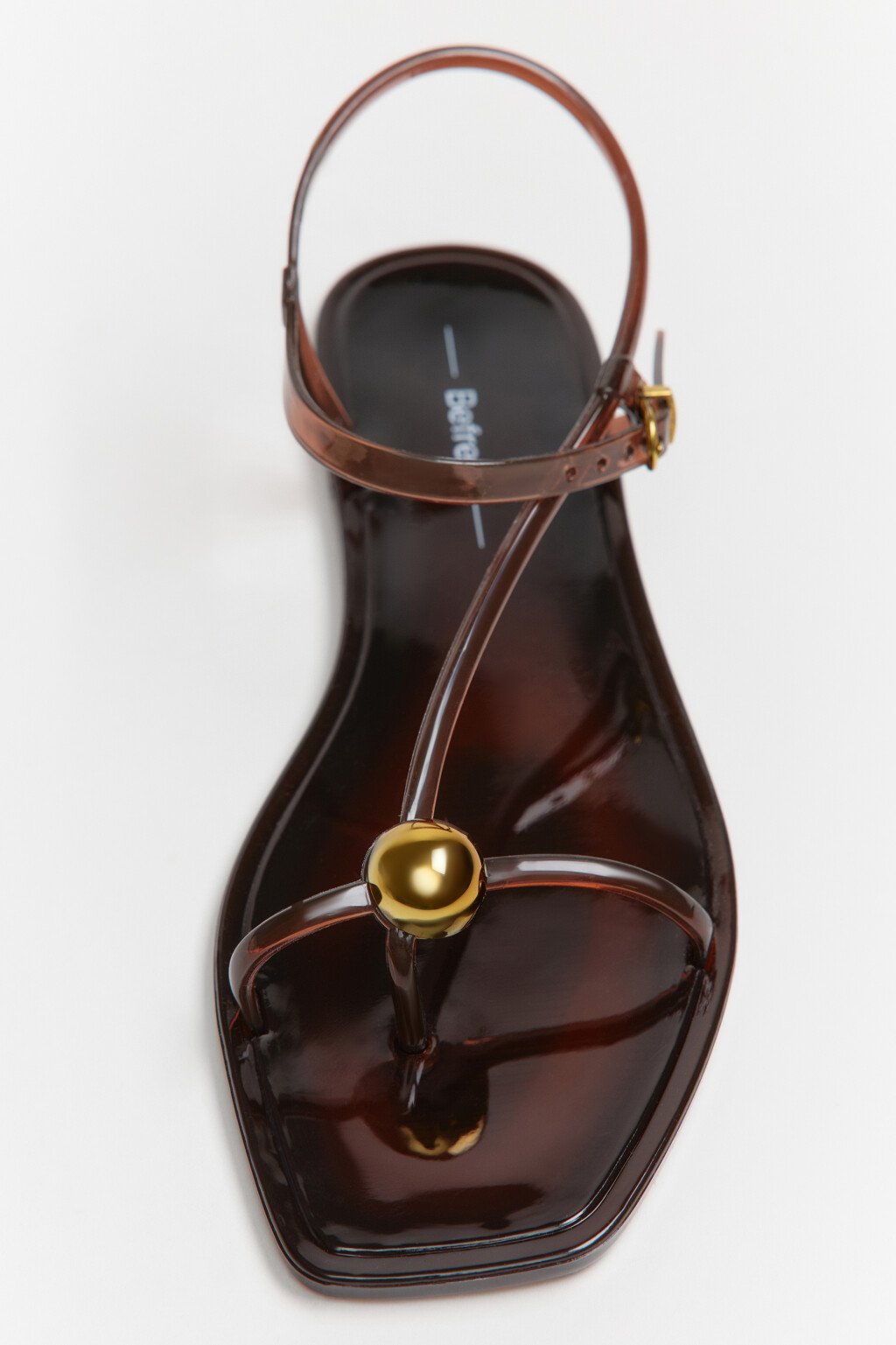 Сандалии глянцевые с золотистым декором и перемычкой - цвет коричневый - 1