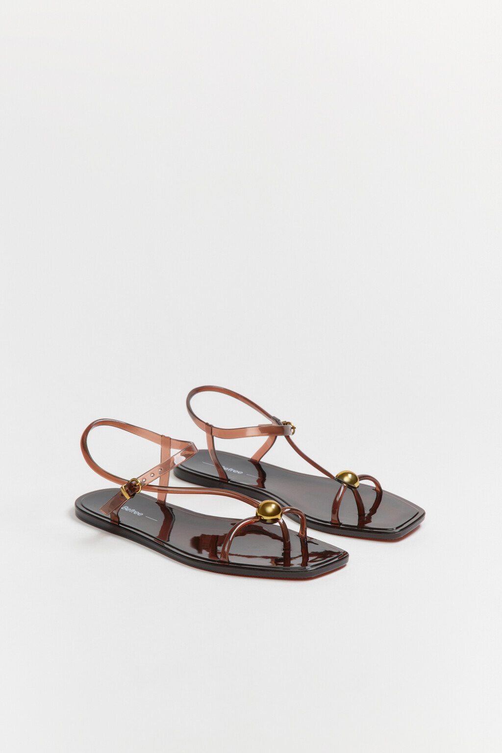 Сандалии глянцевые с золотистым декором и перемычкой - цвет коричневый - 4