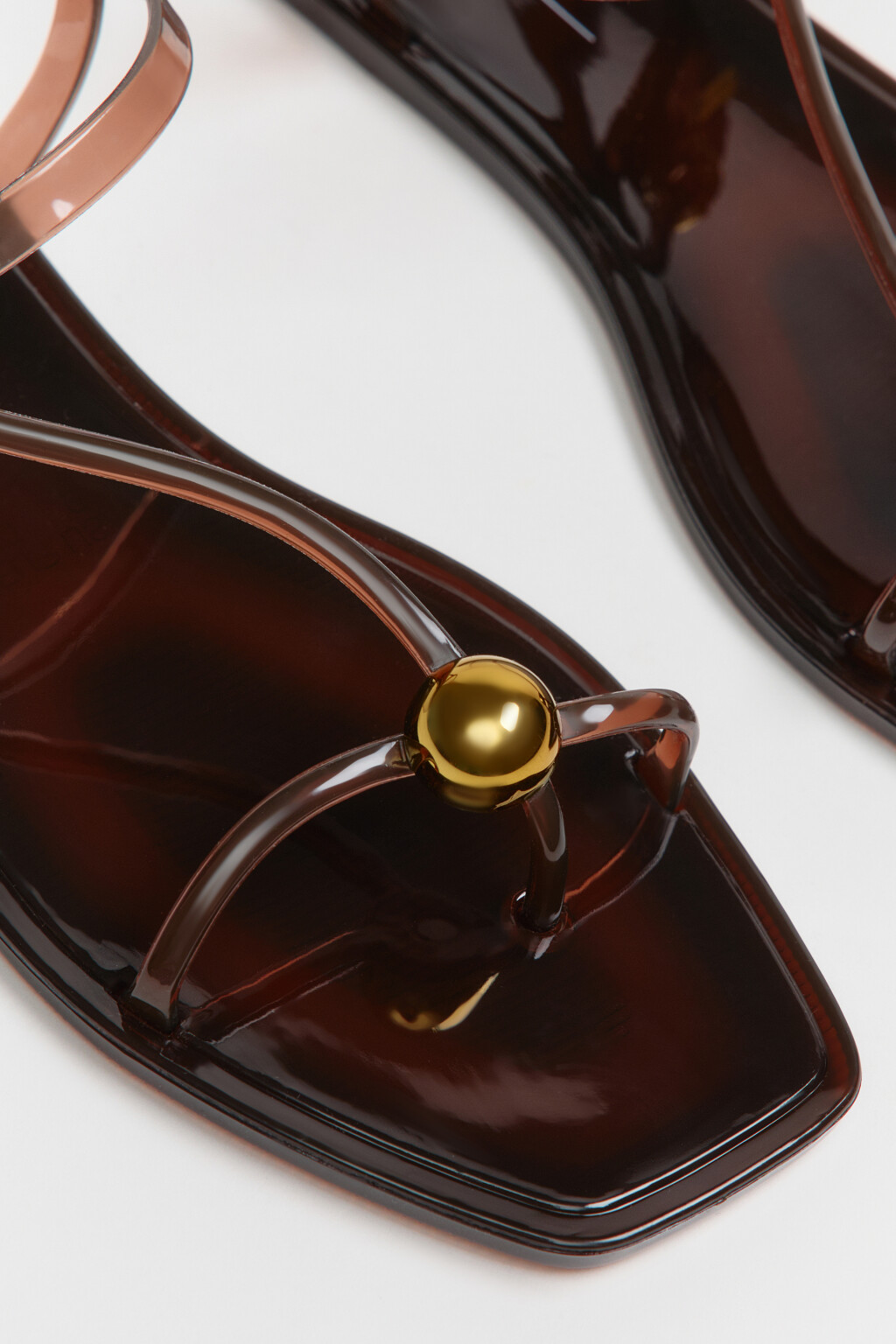 Сандалии глянцевые с золотистым декором и перемычкой - цвет коричневый - 5