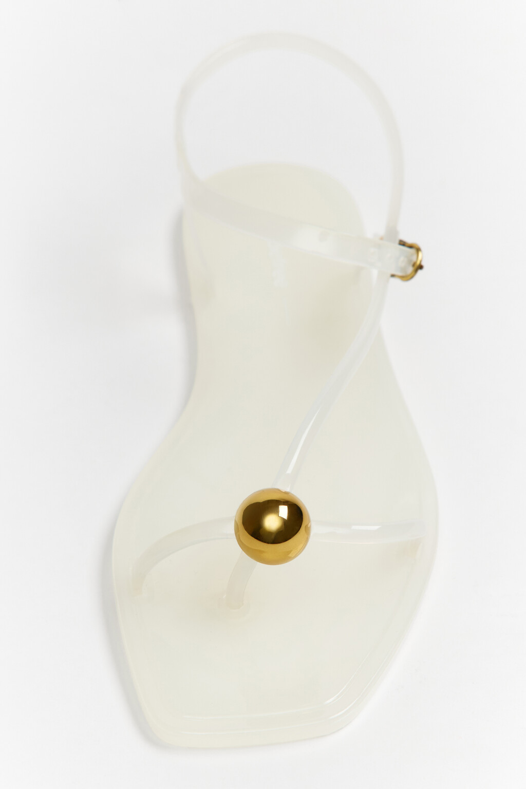 Сандалии глянцевые с золотистым декором и перемычкой - цвет бежевый - 1