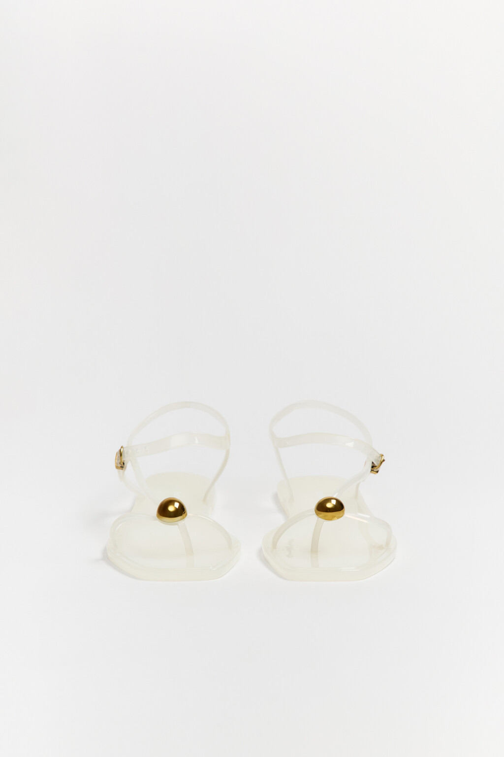 Сандалии глянцевые с золотистым декором и перемычкой - цвет бежевый - 3