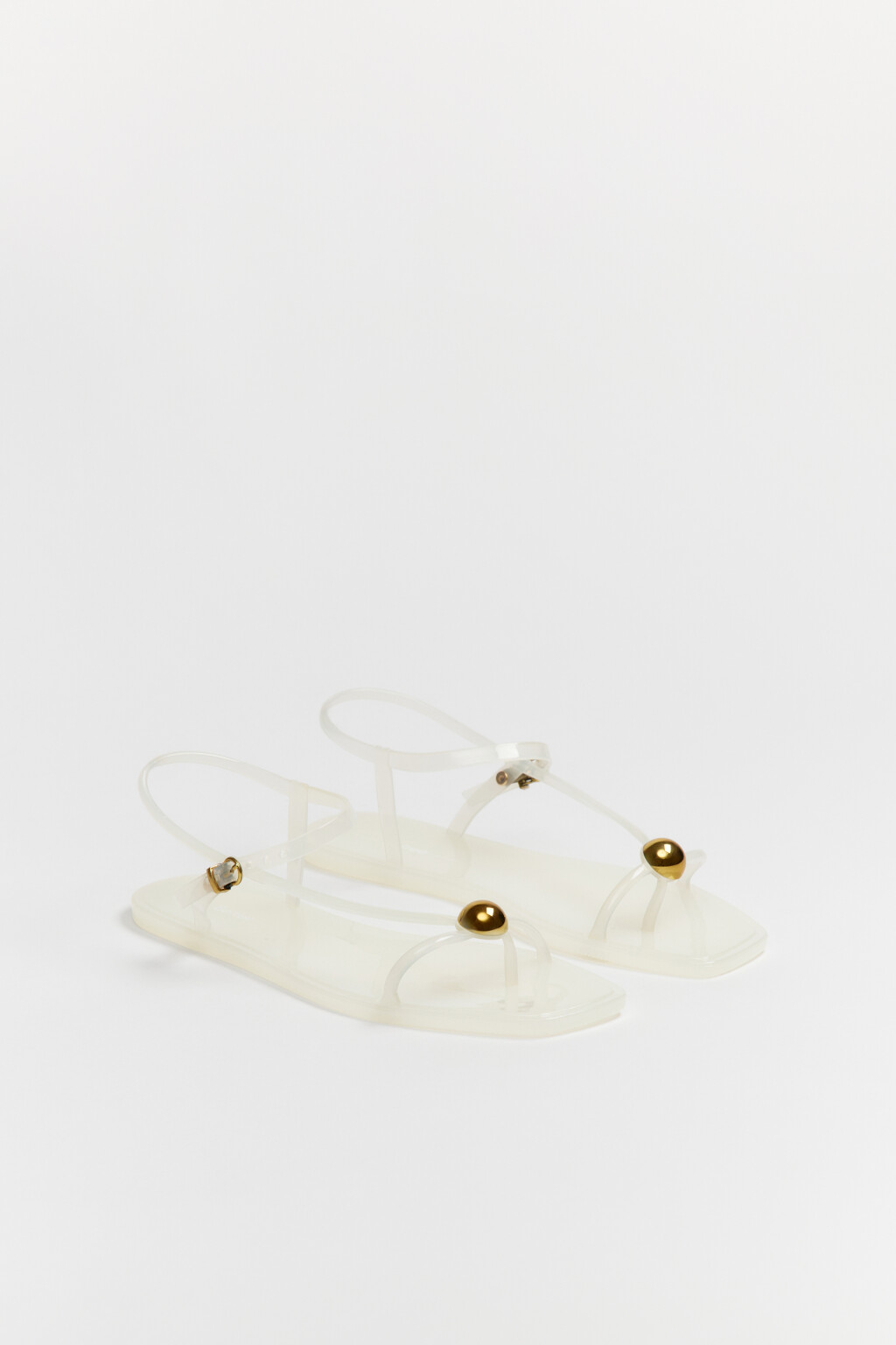 Сандалии глянцевые с золотистым декором и перемычкой - цвет бежевый - 4