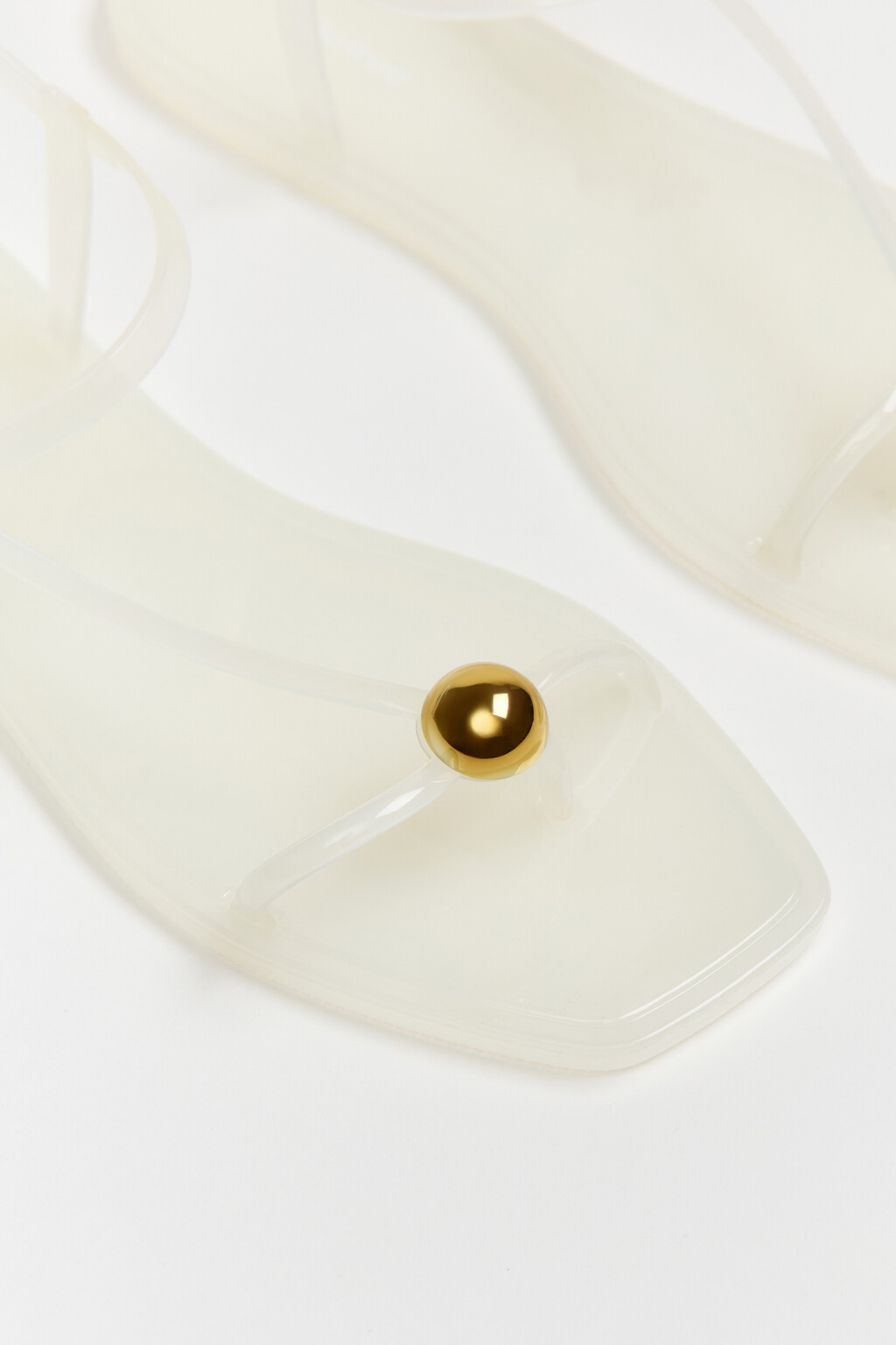 Сандалии глянцевые с золотистым декором и перемычкой - цвет бежевый - 5