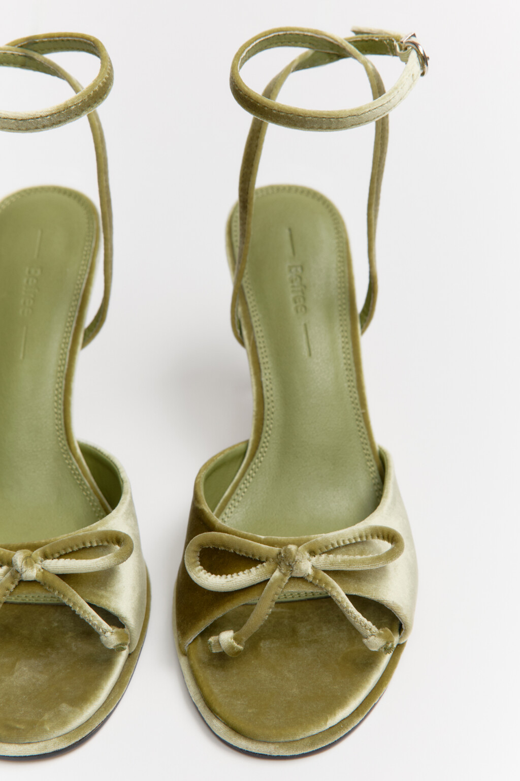 Босоножки бархатные с ремешком на щиколотке и бантиком - цвет зеленый - 2