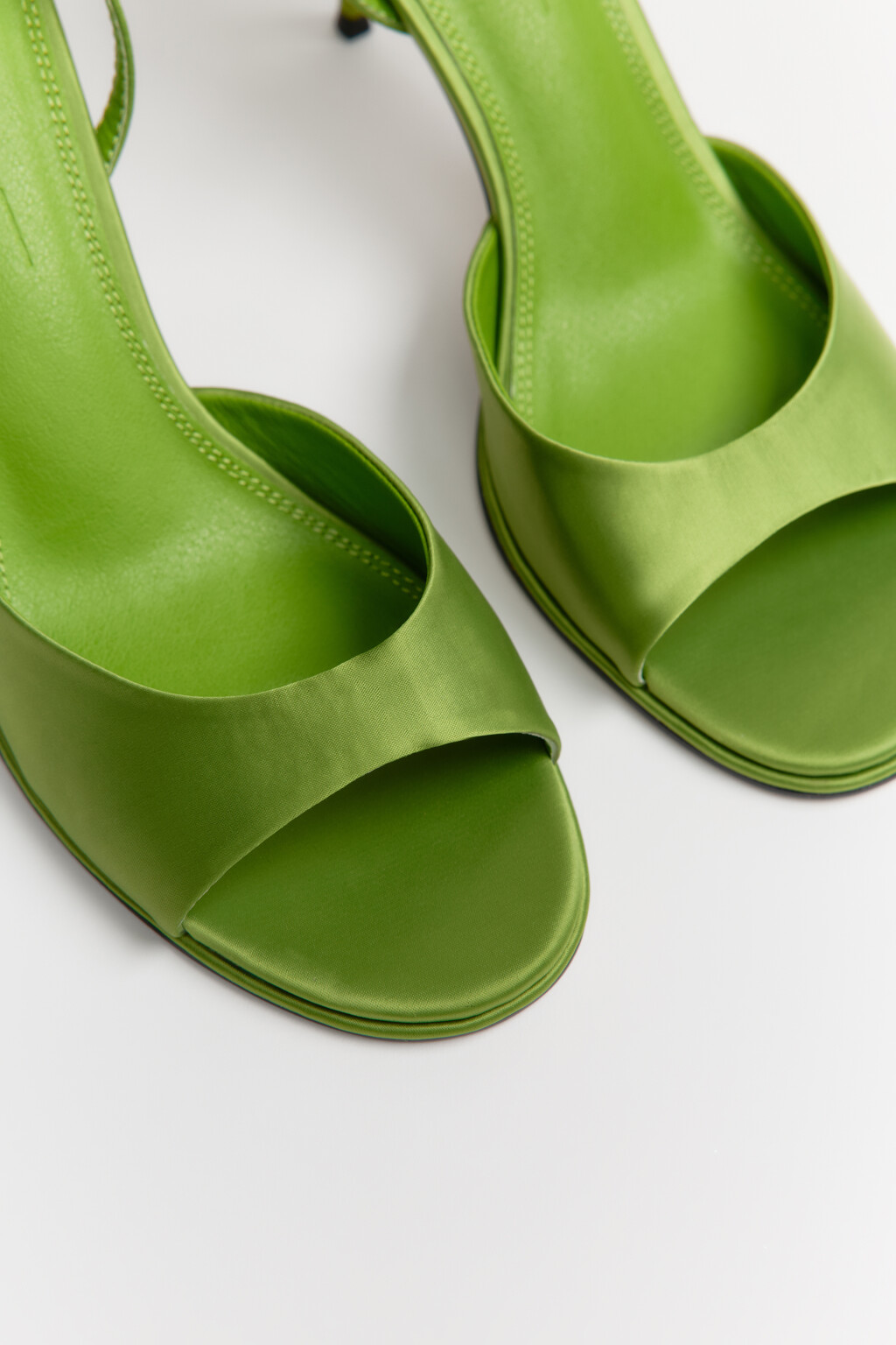 Босоножки атласные с ремешком на щиколотке - цвет зеленый - 6