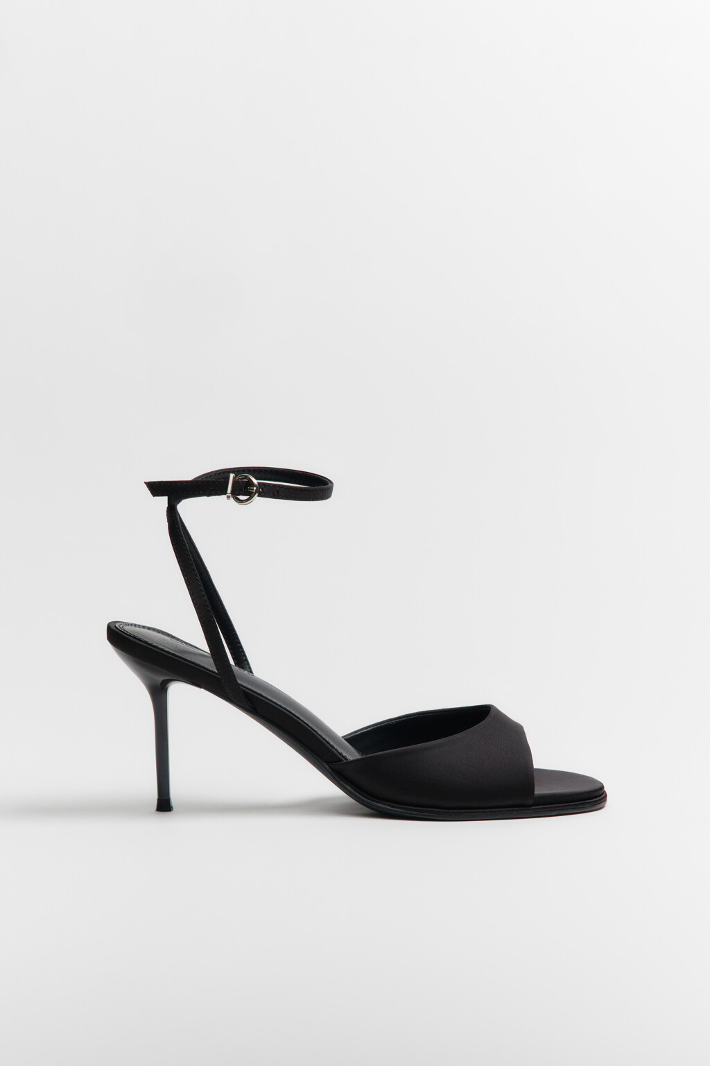 Босоножки атласные с ремешком на щиколотке - цвет черный - 1