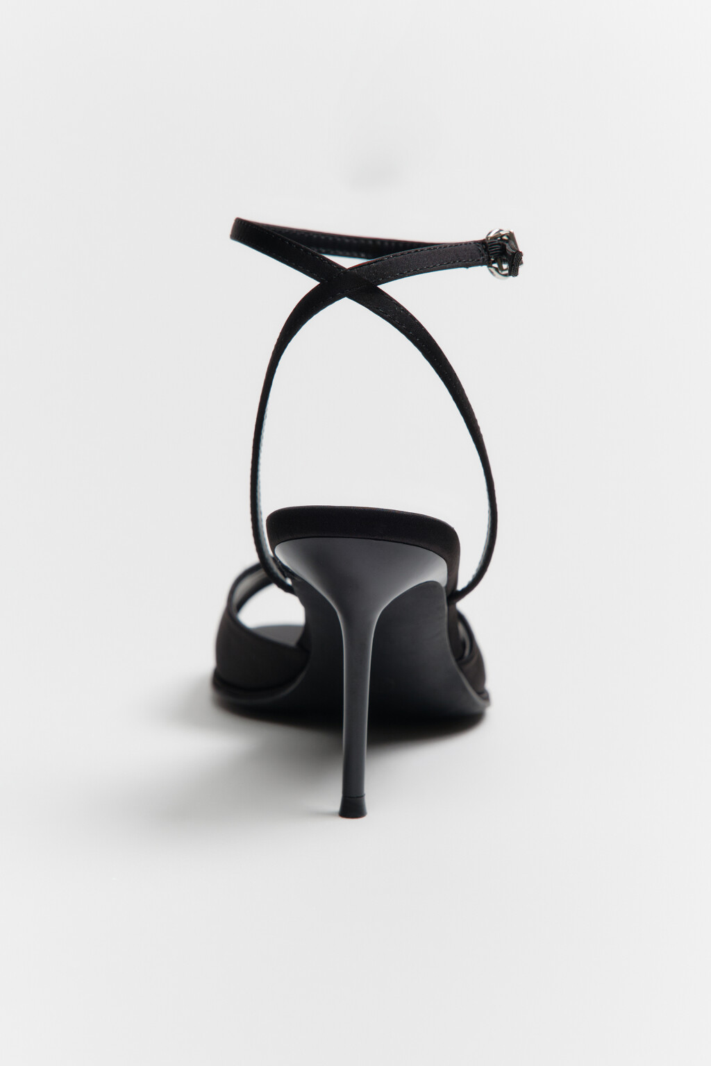 Босоножки атласные с ремешком на щиколотке - цвет черный - 4