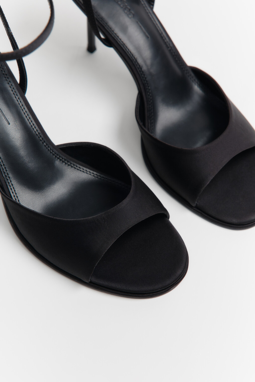 Босоножки атласные с ремешком на щиколотке - цвет черный - 6