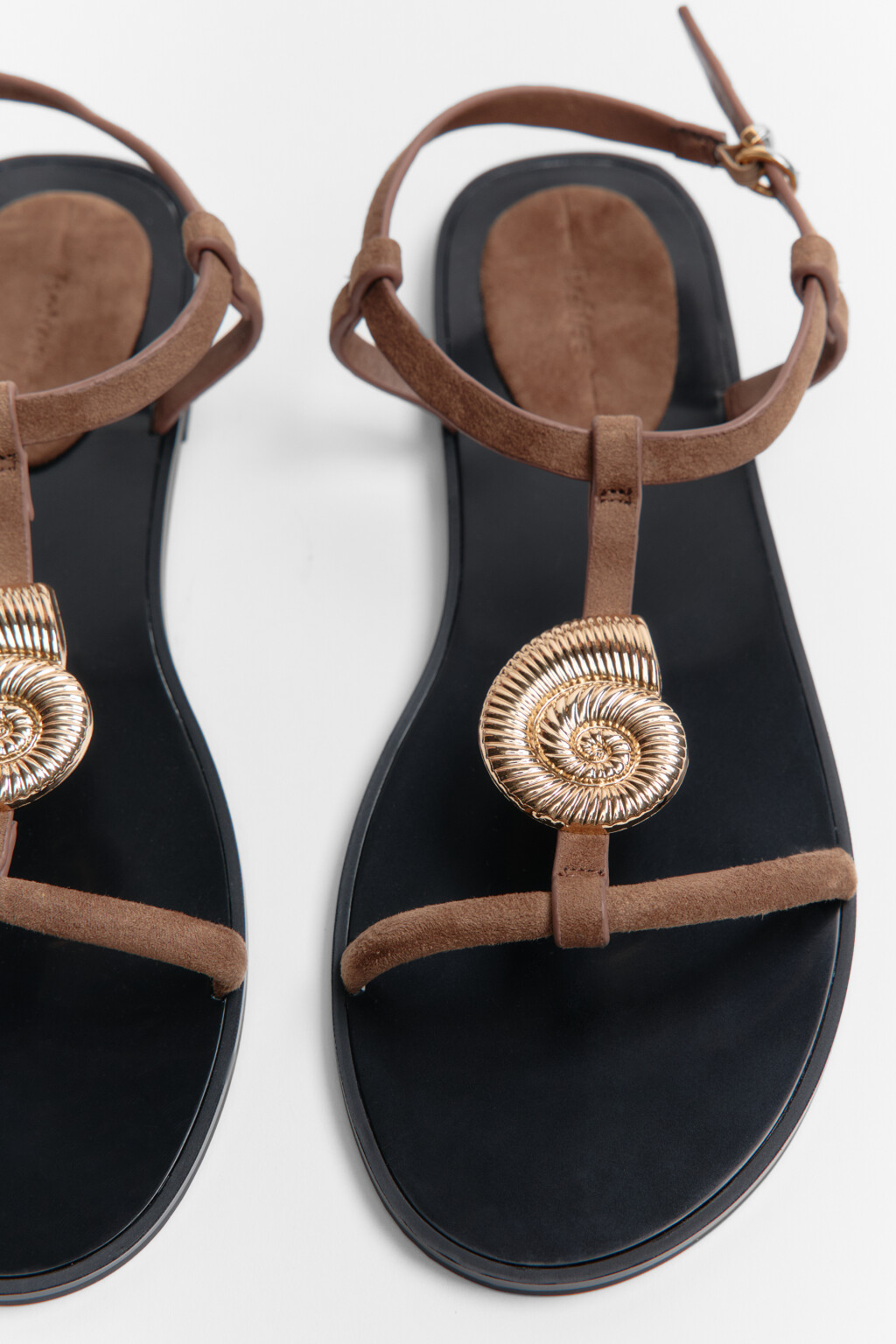 Сандалии на плоской подошве с декором-ракушкой - цвет коричневый - 1