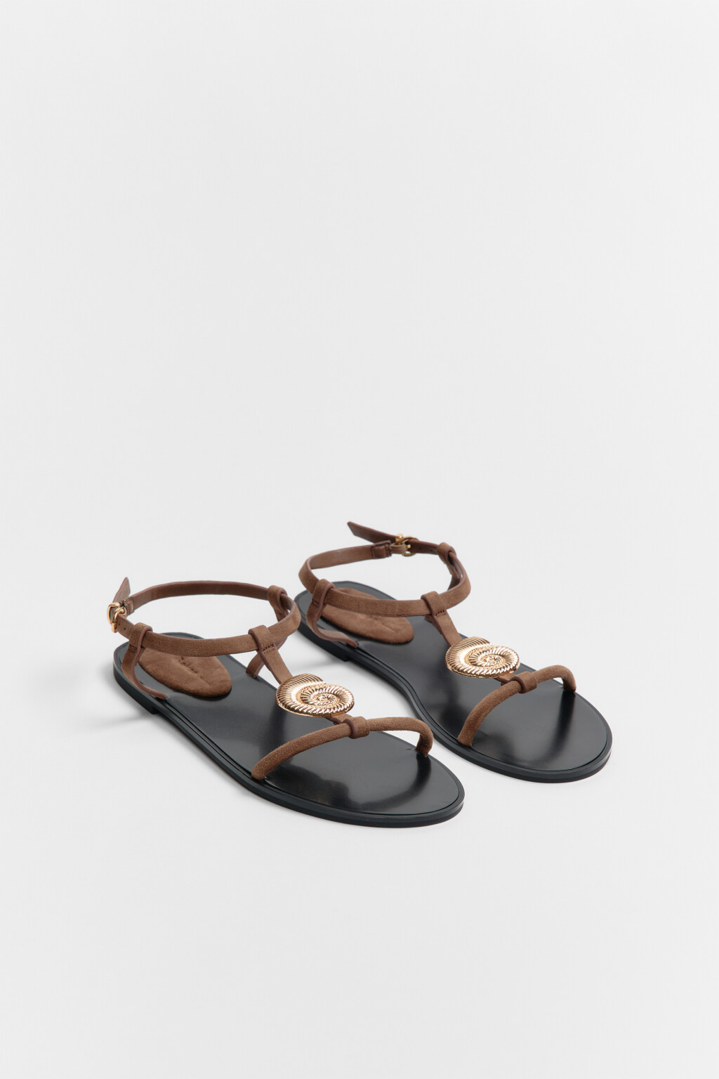 Сандалии на плоской подошве с декором-ракушкой - цвет коричневый - 4