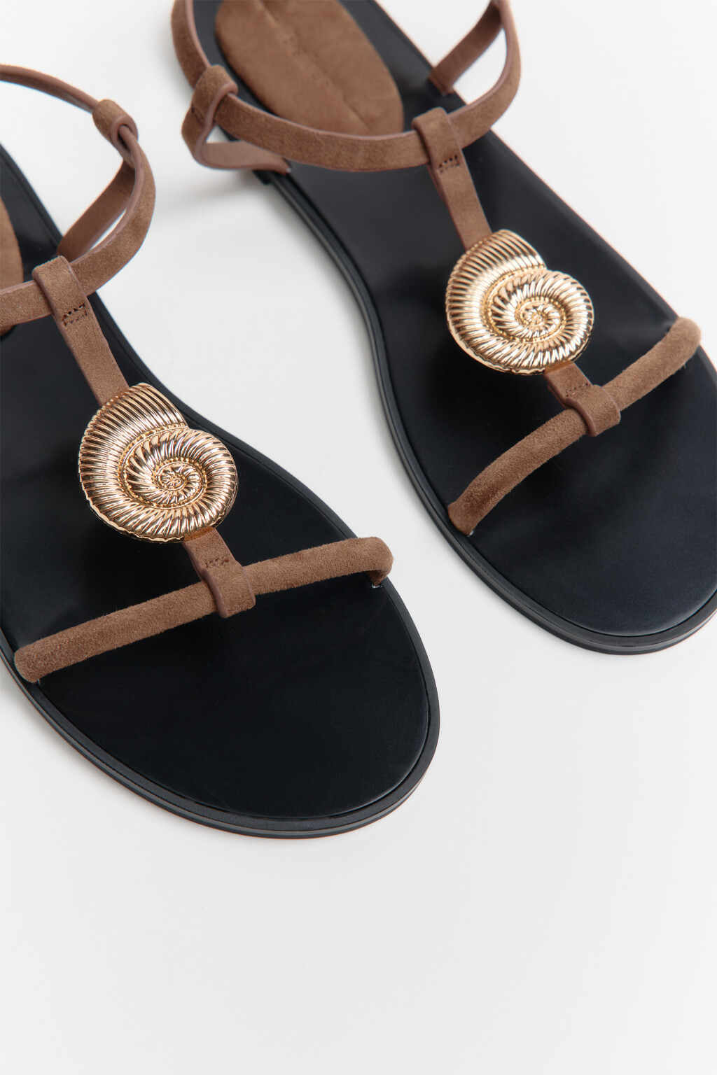 Сандалии на плоской подошве с декором-ракушкой - цвет коричневый - 6