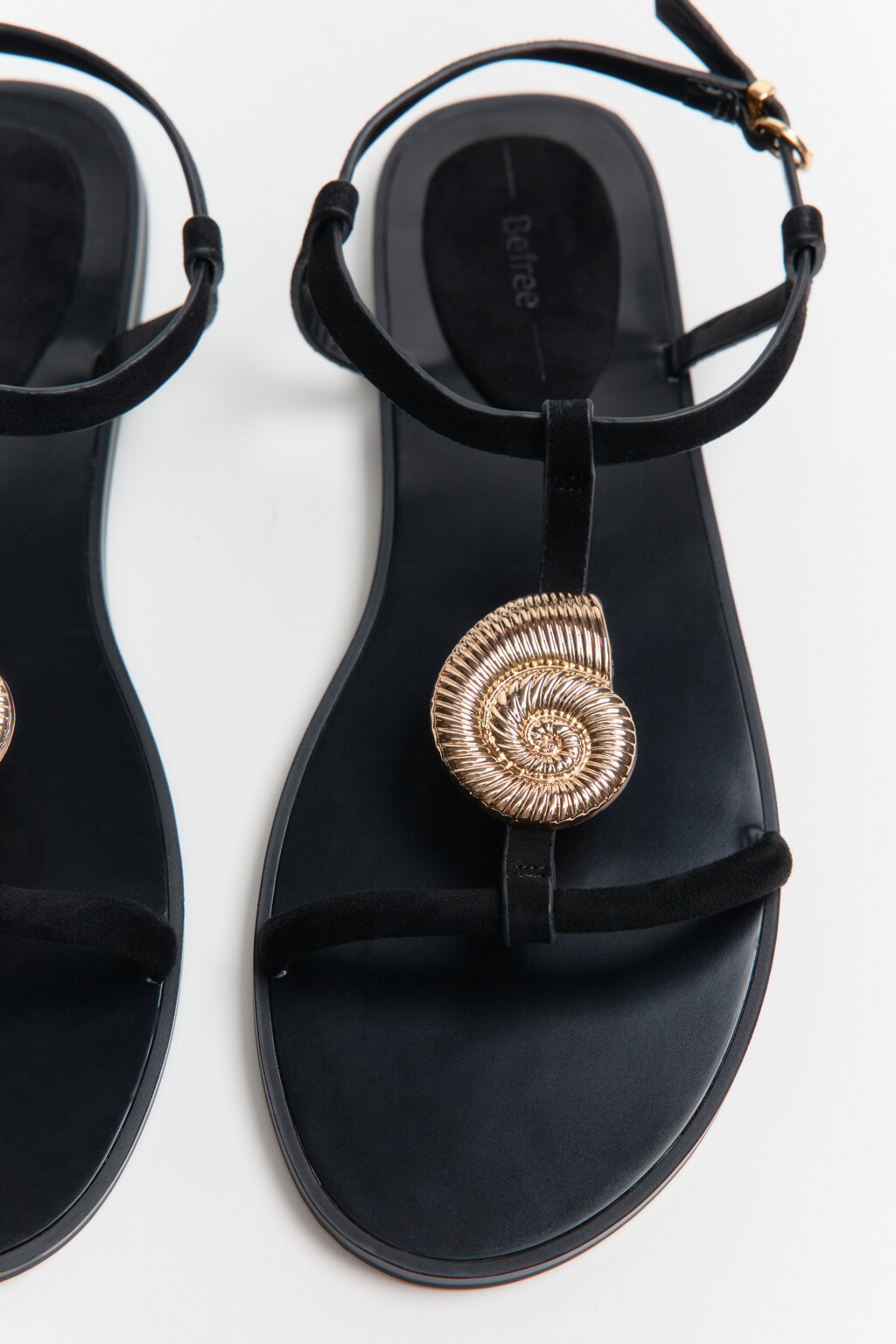 Сандалии на плоской подошве с декором-ракушкой - цвет черный - 1