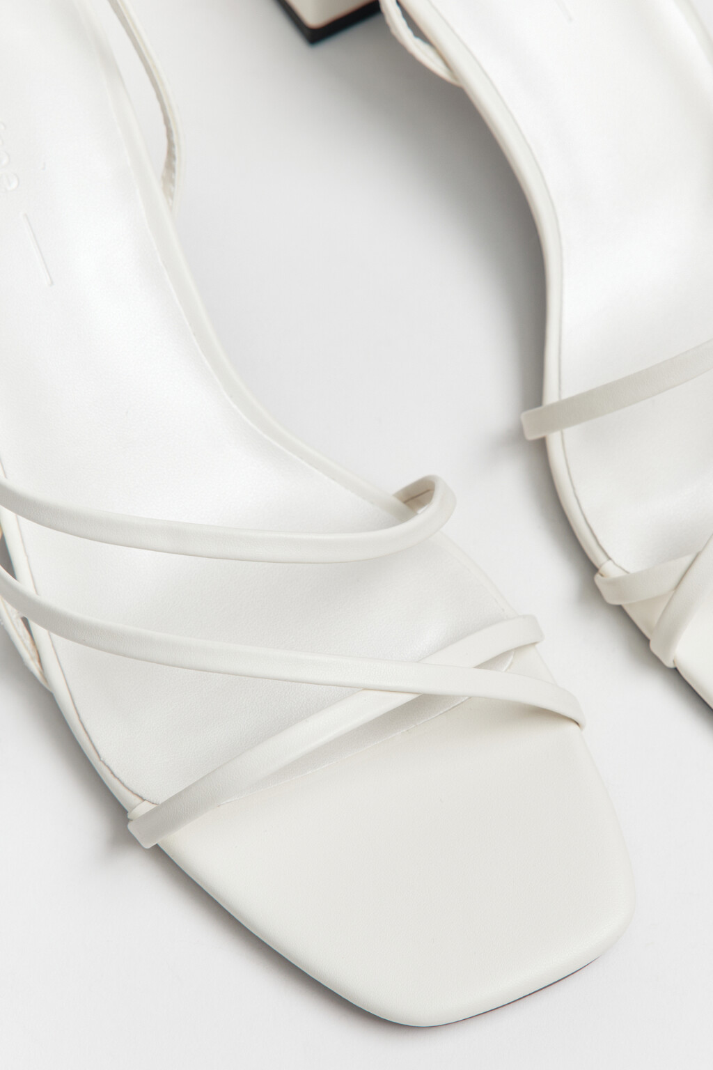 Босоножки с ремешками на квадратном каблуке - цвет белый - 7