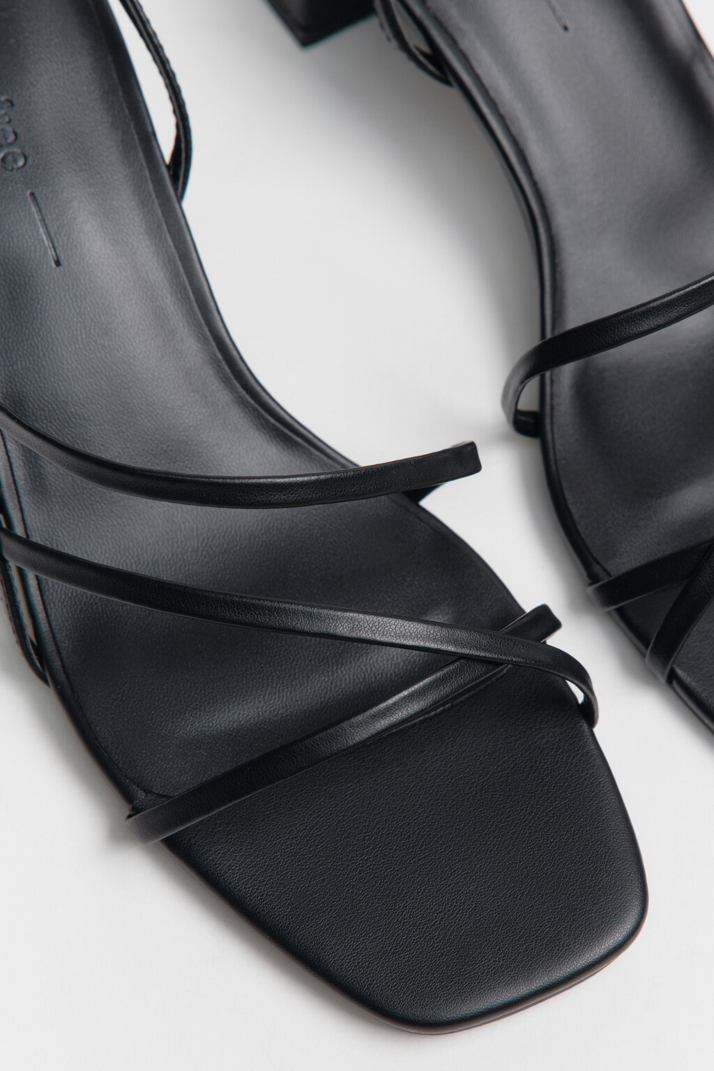 Босоножки с ремешками на квадратном каблуке - цвет черный - 7