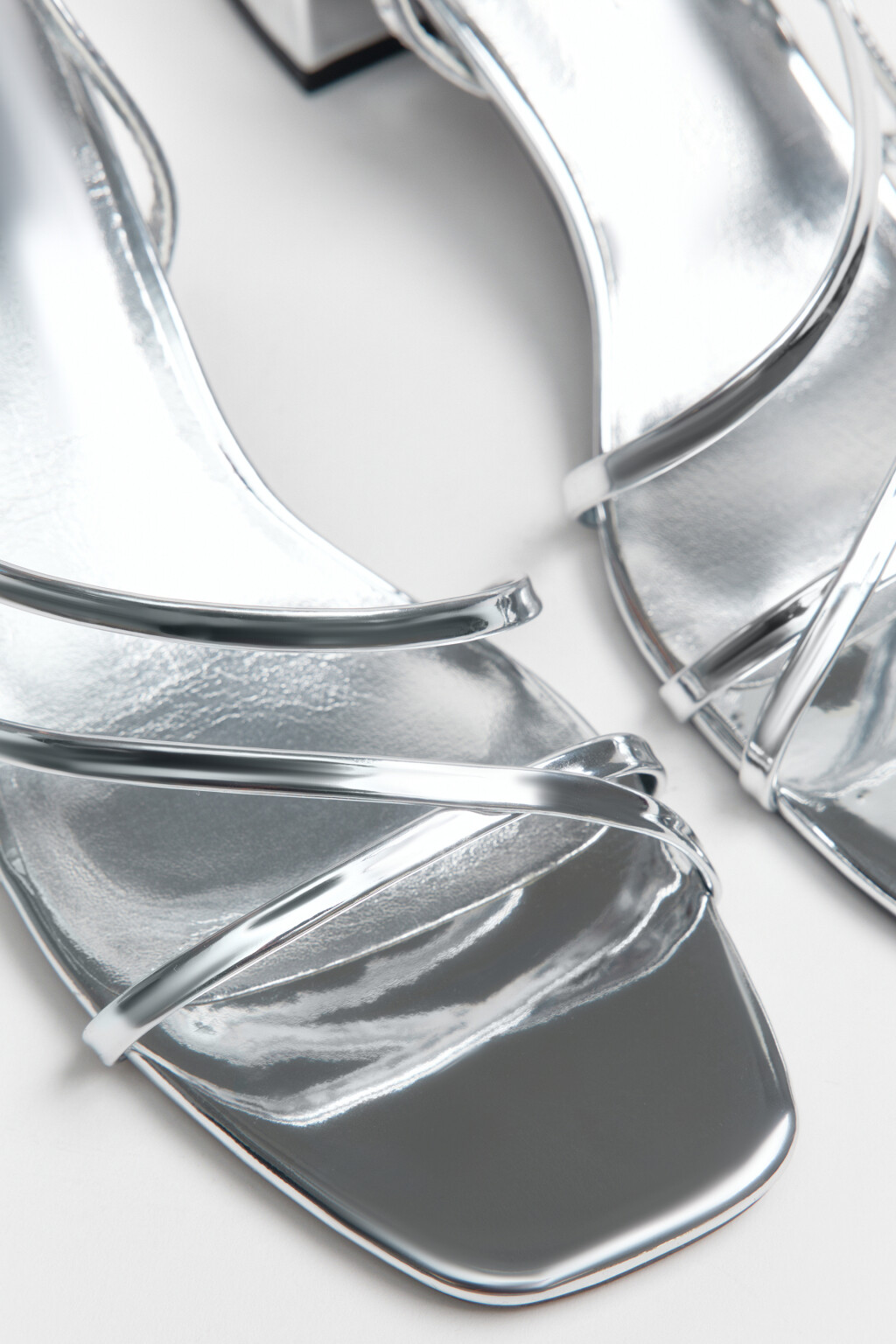 Босоножки с ремешками на квадратном каблуке - цвет серый - 10