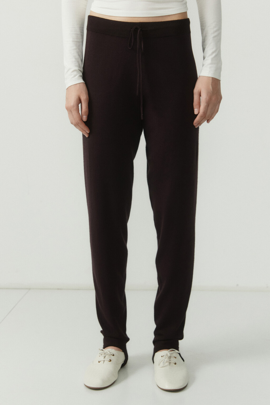 Брюки-джоггеры вязаные со средней посадкой и штрипками - цвет коричневый - 3